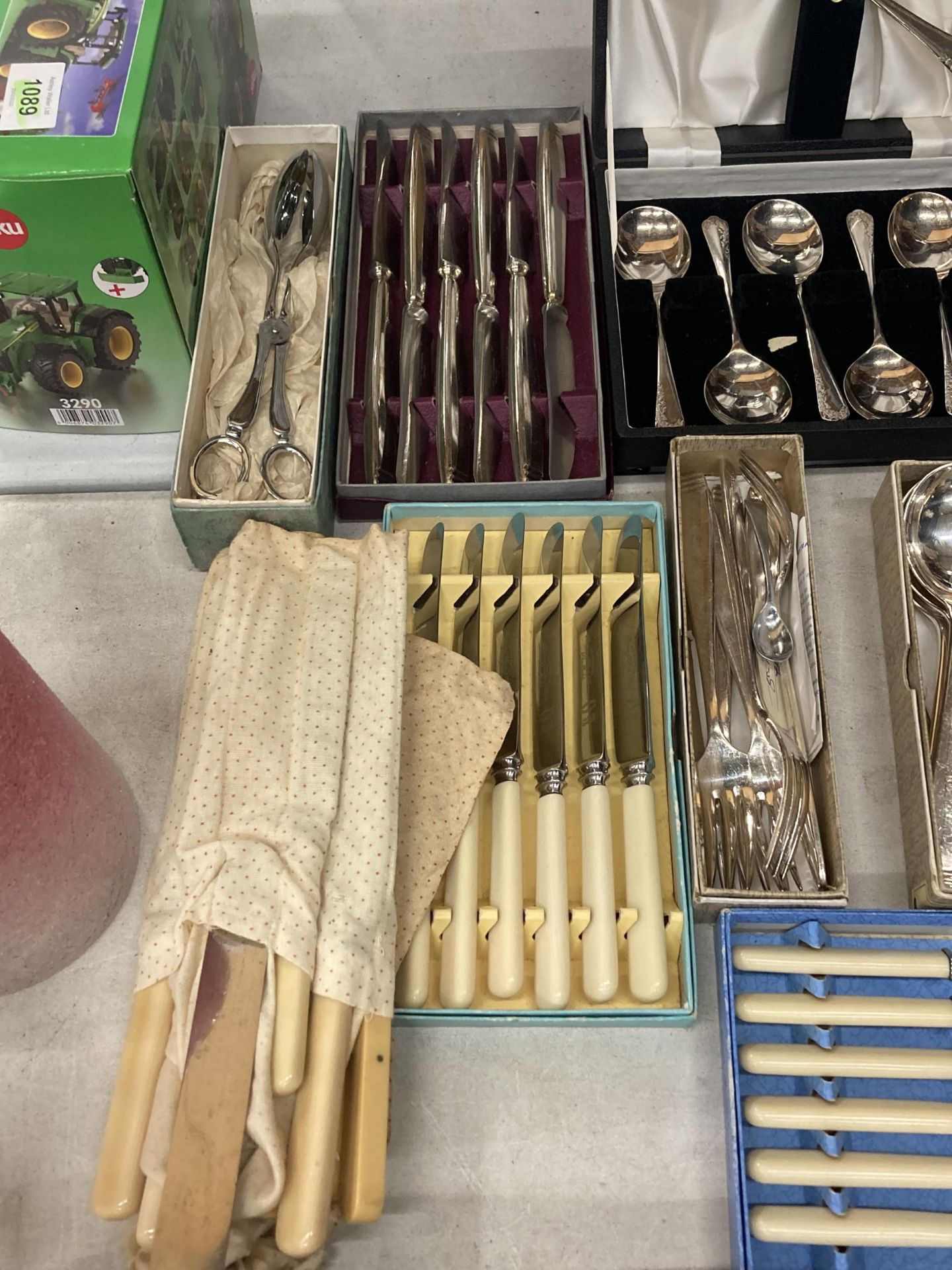 A LARGE QUANTITY OF BOXED VINTAGE FLATWARE TO INCLUDE FISH KNIVES AND FORKS, SERVING SPOONS, ETC - Image 4 of 8