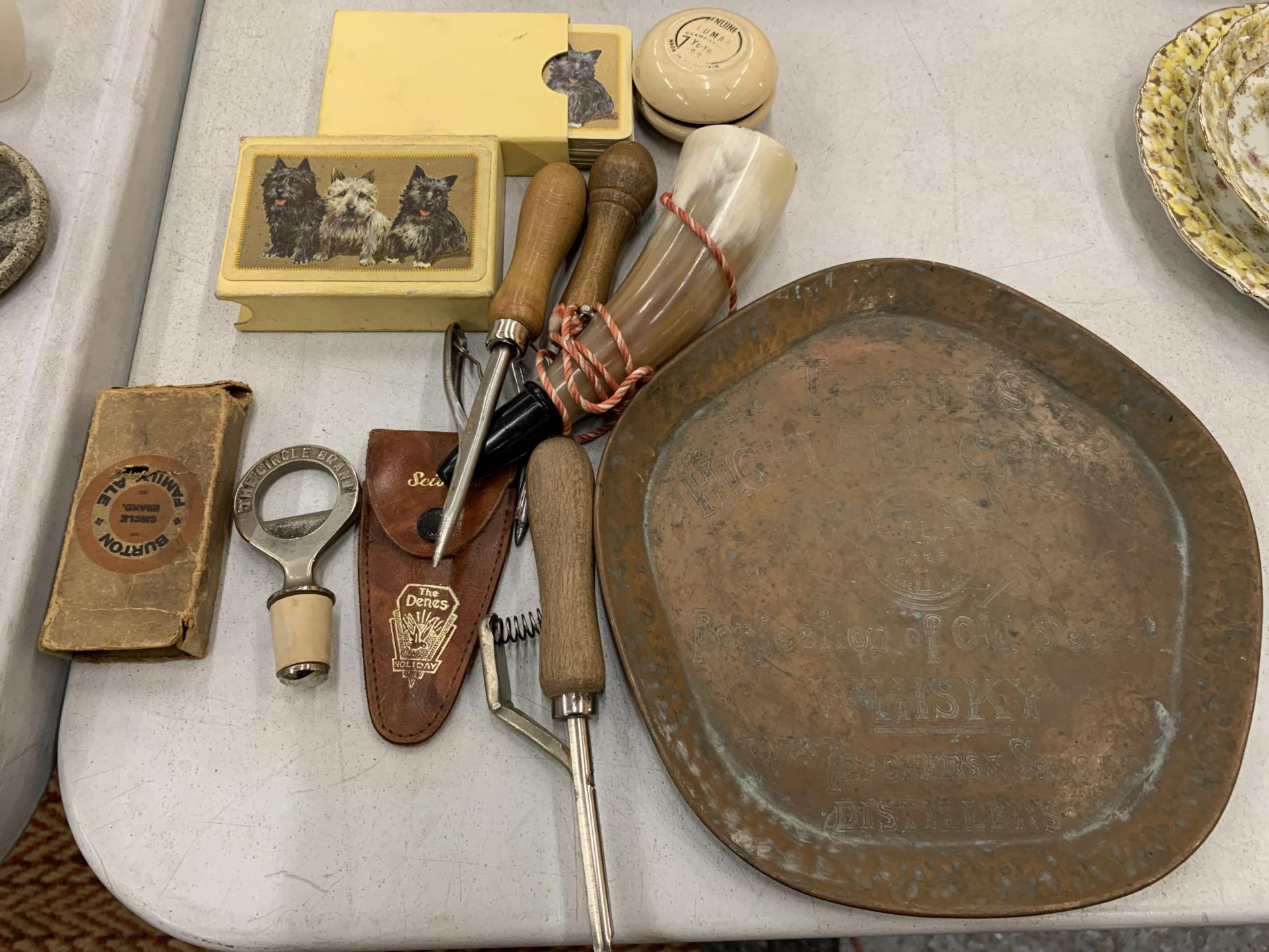 A MIXED LOT TO INCLUDE A VINTAGE COPPER 'TEACHER'S' WHISKY TRAY, SCOTTIE DOG PLAYING CARDS, 'THE