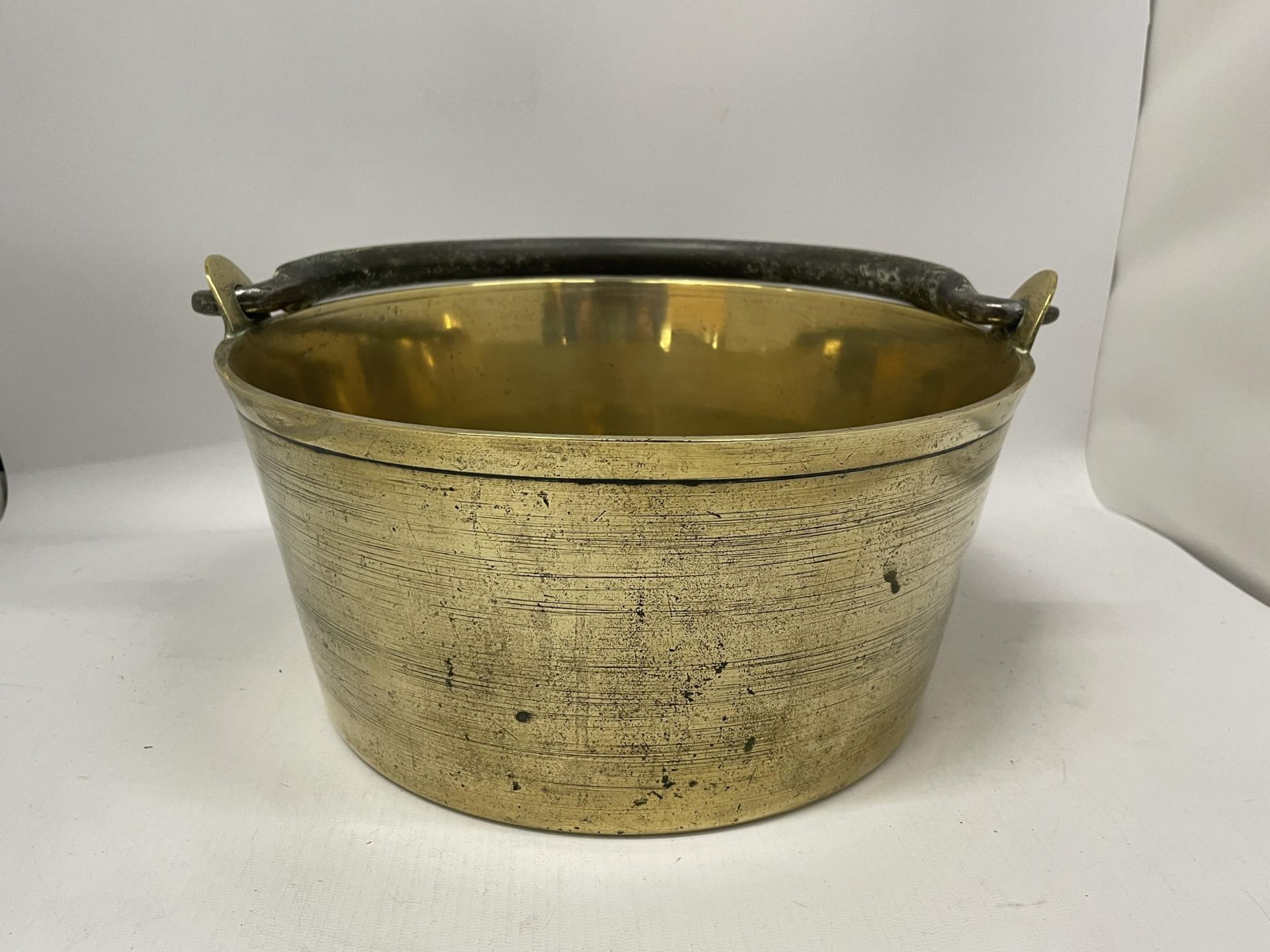 A VINTAGE BRASS JAN PAN WITH CAST HANDLE - Image 2 of 3