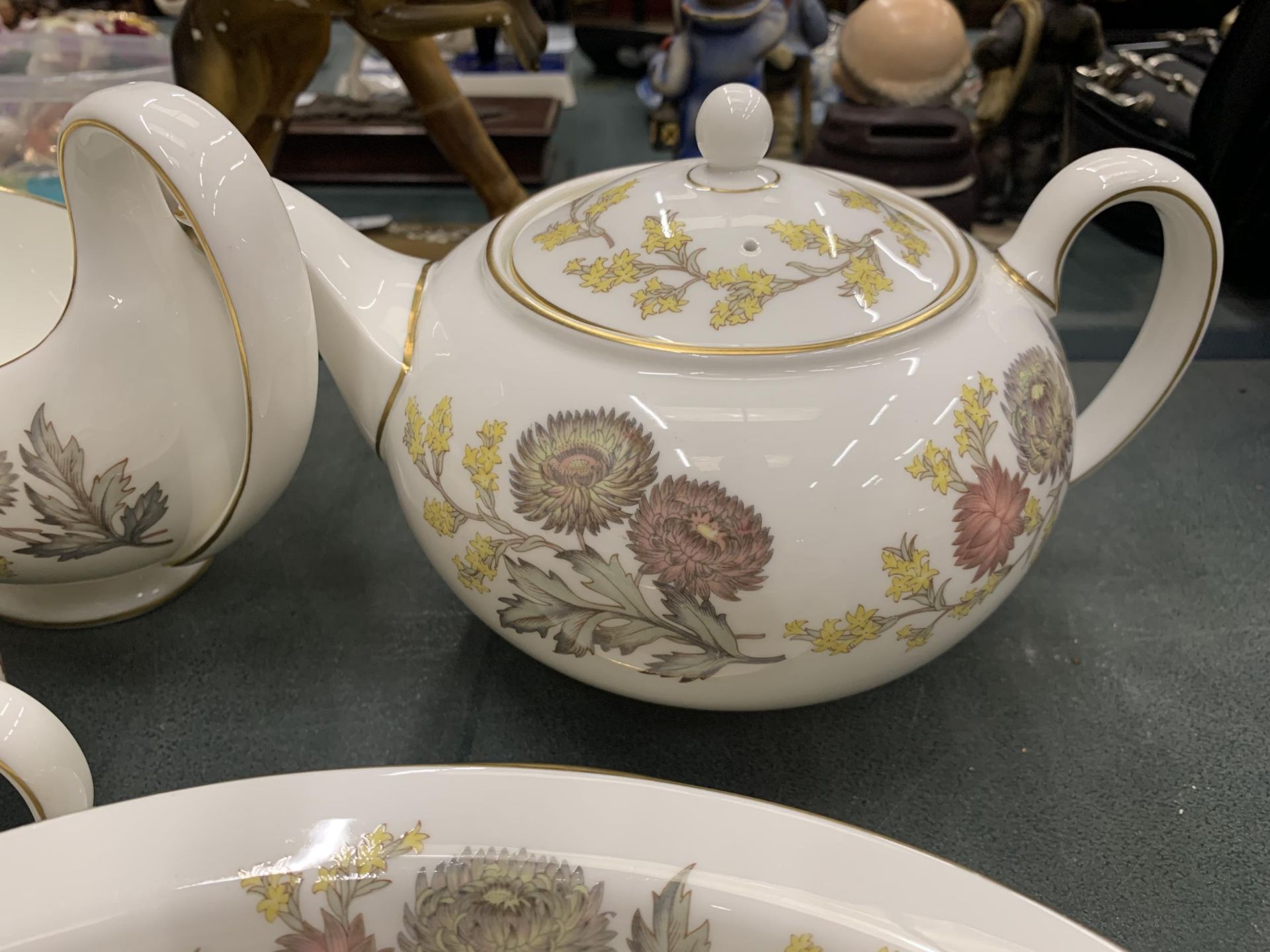 A LARGE QUANTITY WEDGWOOD 'DITCHFIELD' DINNER SERVICE TO INCLUDE SERVING TUREENS, VARIOUS SIZES OF - Image 5 of 8