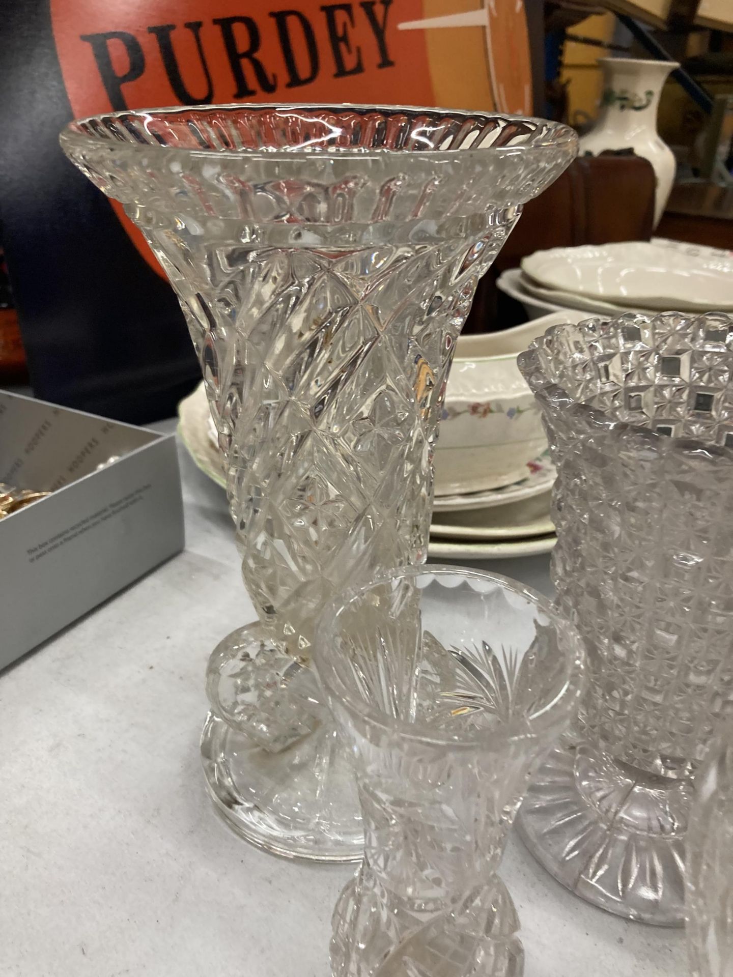 A QUANTITY OF CUT GLASS ITEMS TO INCLUDE VASES AND A BELL - Image 4 of 5