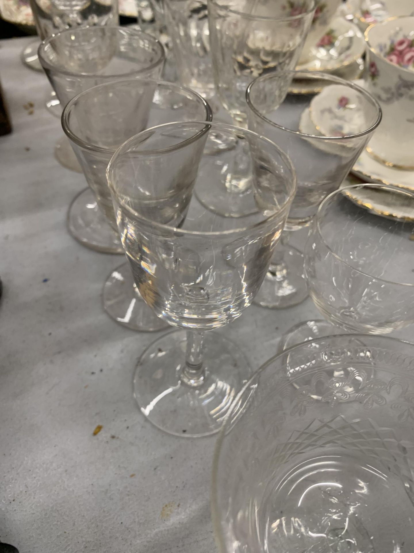 A QUANTITY OF VINTAGE GLASSES TO INCLUDE A RUMMER GLASS - Image 3 of 4