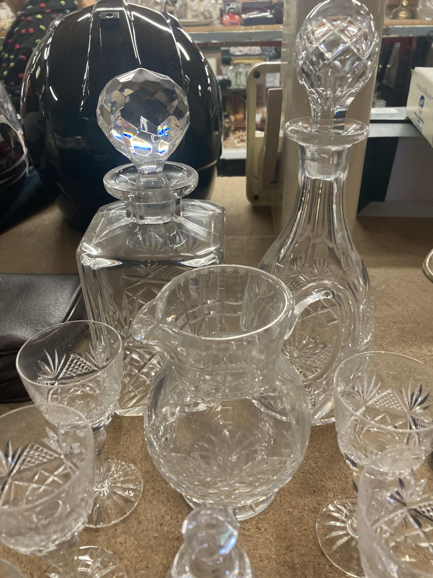 A QUANTITY OF GLASSWARE TO INCLUDE DECANTERS, A JUG, SHERRY AND LICQUOR GLASSES, ETC - Bild 2 aus 5