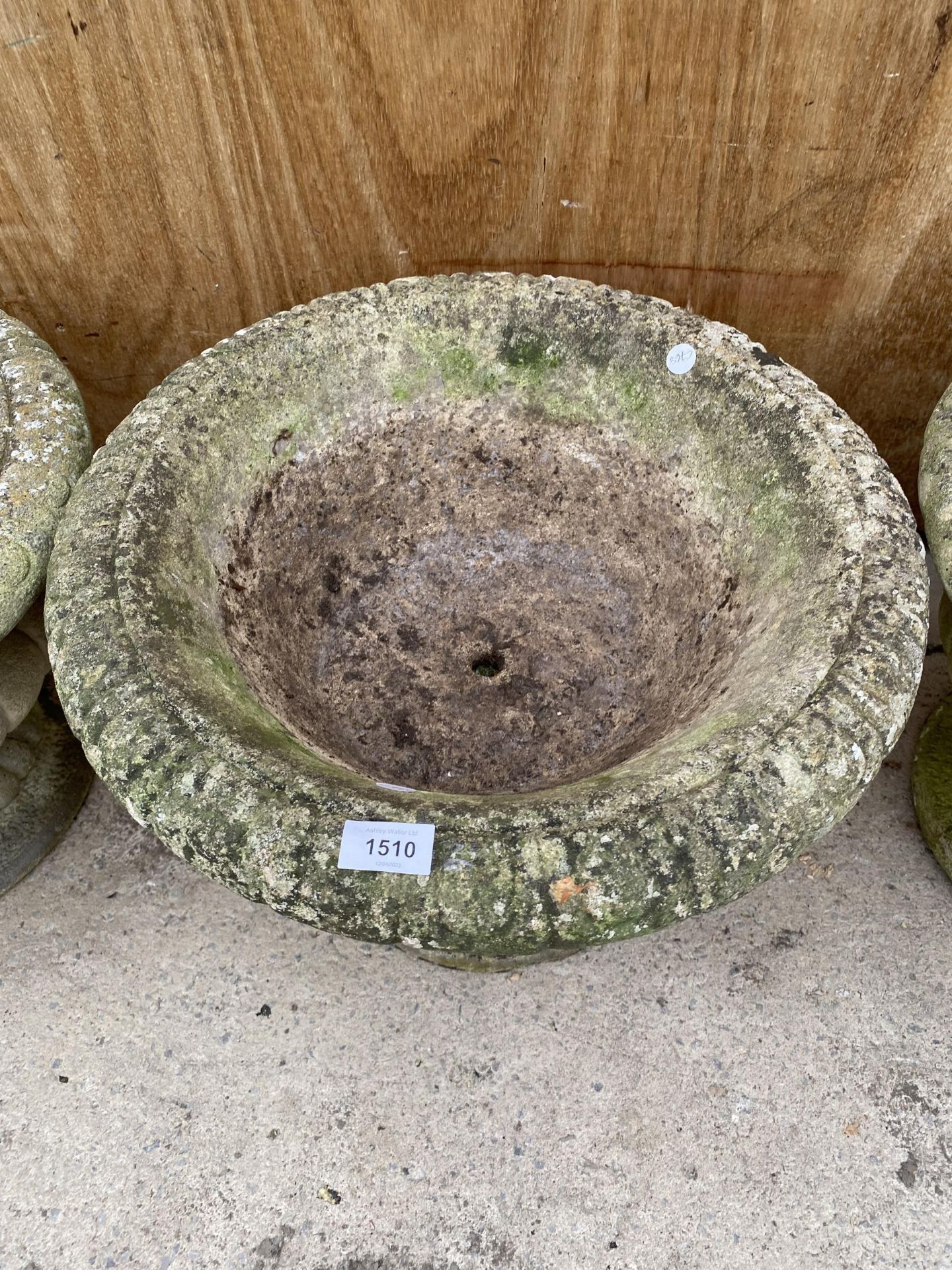 A RECONSTITUTED STONE URN STYLE PLANTER (H:34CM D:47CM) - Image 2 of 3