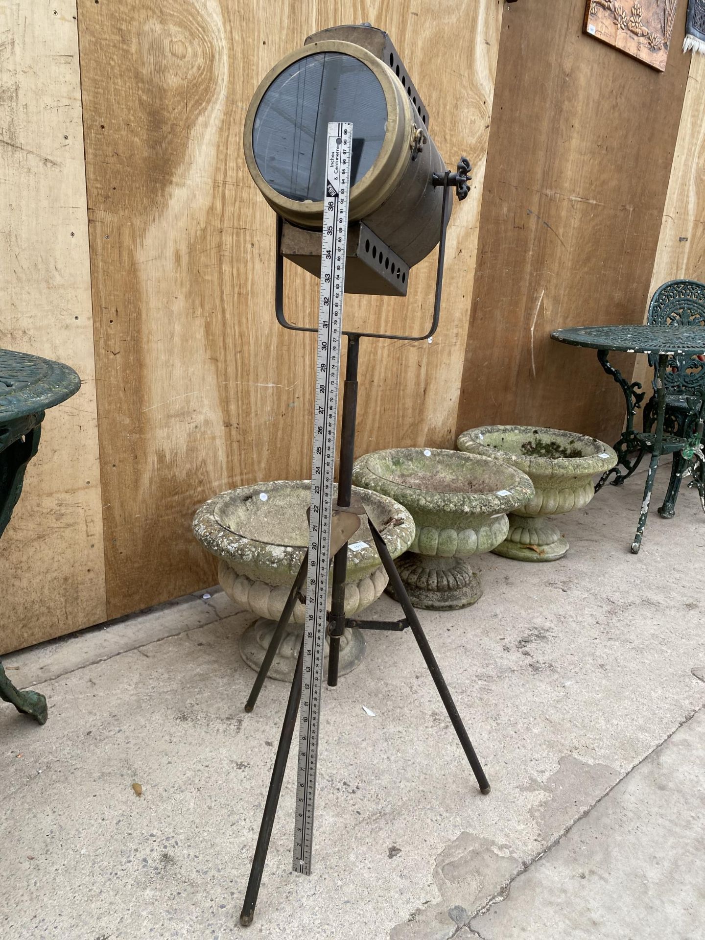 A VINTAGE STYLE THEARTE LIGHT FLOOR LAMP WITH TRIPOD BASE - Image 4 of 7