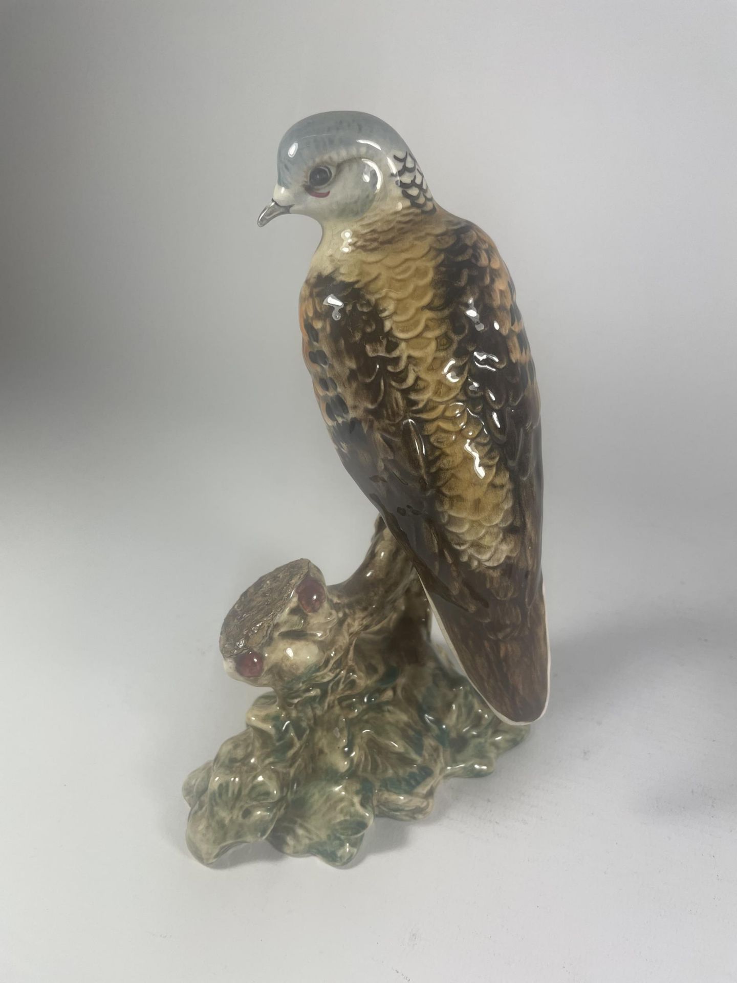 A BESWICK 1022 BIRD FIGURE A/F WITH A BIRD MISSING - Image 2 of 4