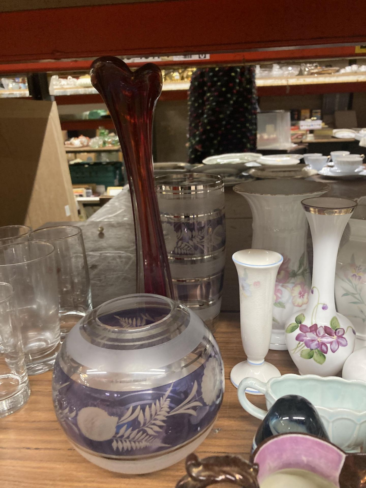 A MIXED COLLECTION OF CERAMIC AND GLASS ITEMS TO INCLUDE VASES, JUGS, ETC - Image 3 of 4