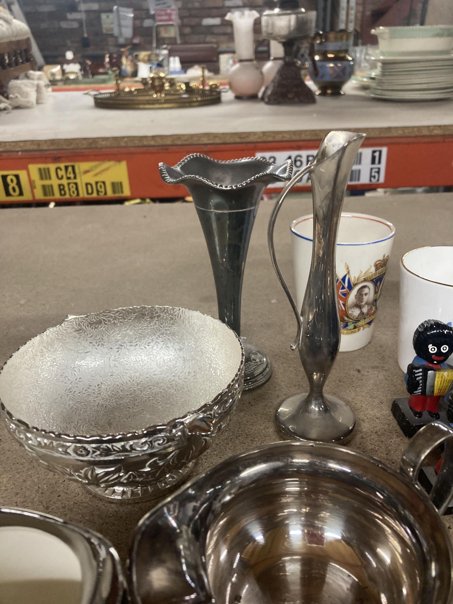 A QUANTITY OF SILVER PLATED ITEMS TO INCLUDE JUGS, BOWLS, A VASE, ETC - Image 3 of 3