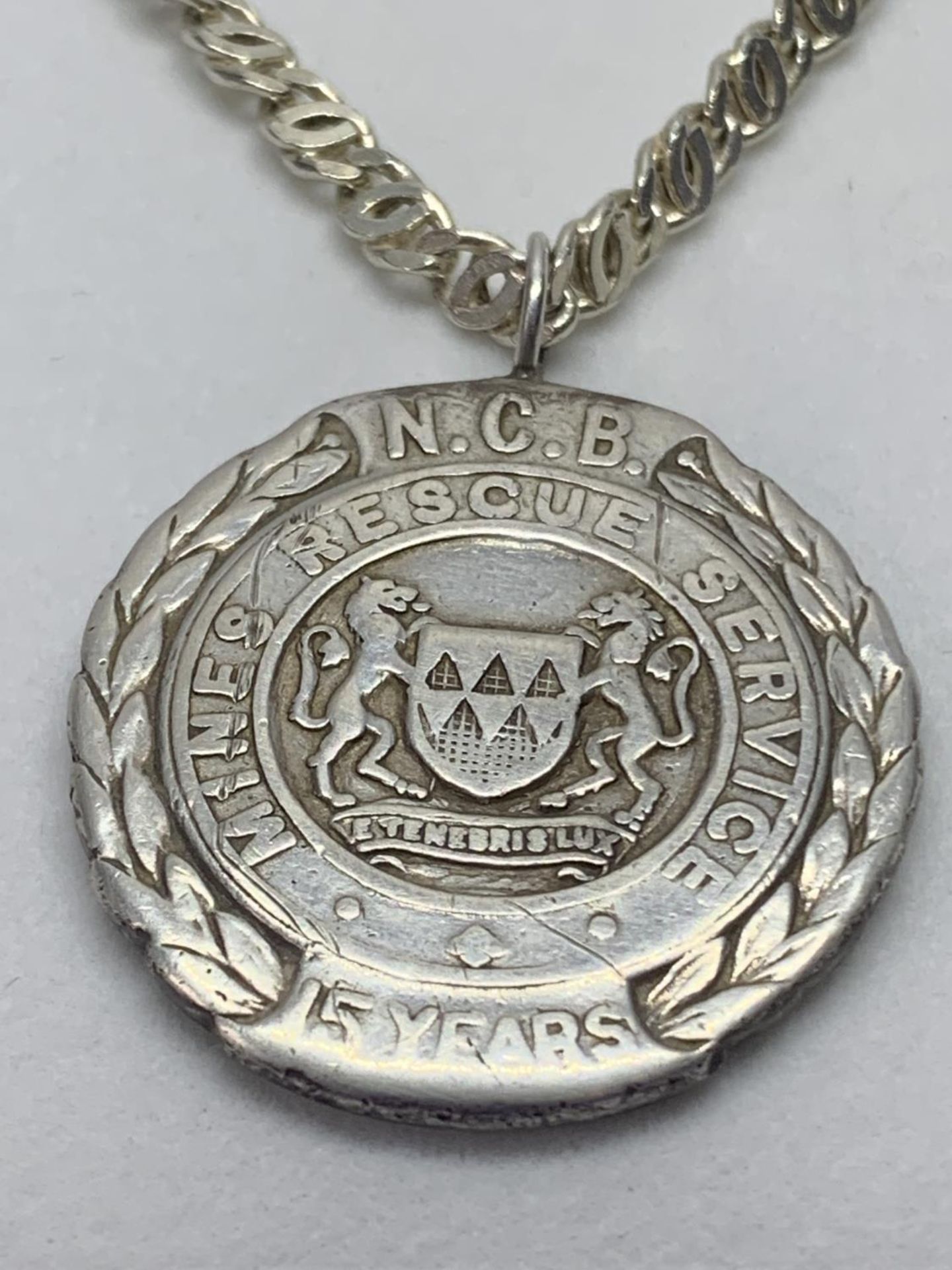 A SILVER NECKLACE WITH A HALLMARKED BIRMINGHAM SILVER MINERS MEDAL IN A PRESENTATION BOX - Image 2 of 3