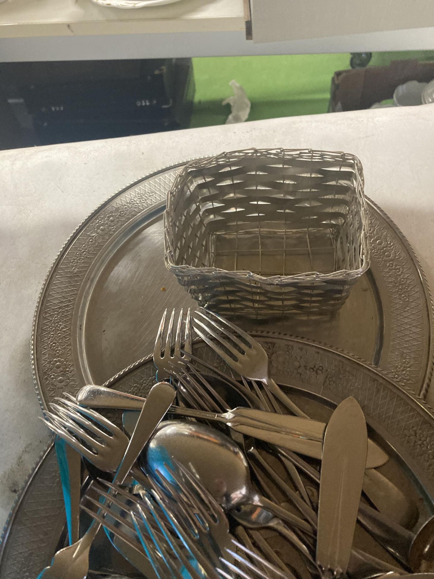 A QUANTITY OF VINTAGE FLATWARE IN A BASKET, PLUS THREE SILVER PLATED TRAYS, ETC - Image 5 of 6