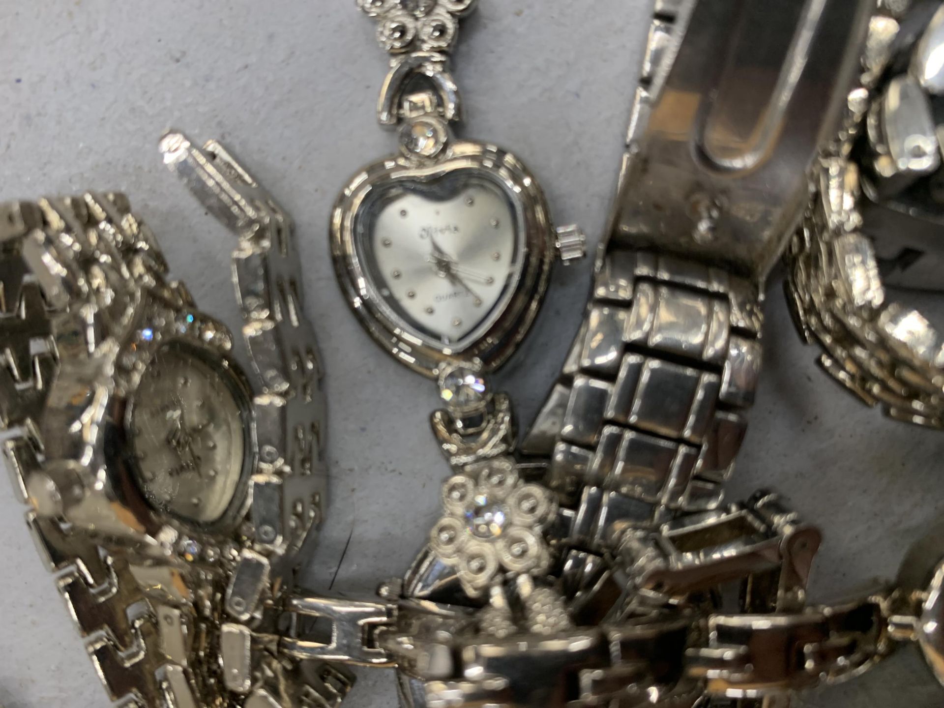 A QUANTITY OF VINTAGE AND MODERN WRISTWATCHES WITH WHITE METAL STRAPS - Image 5 of 5