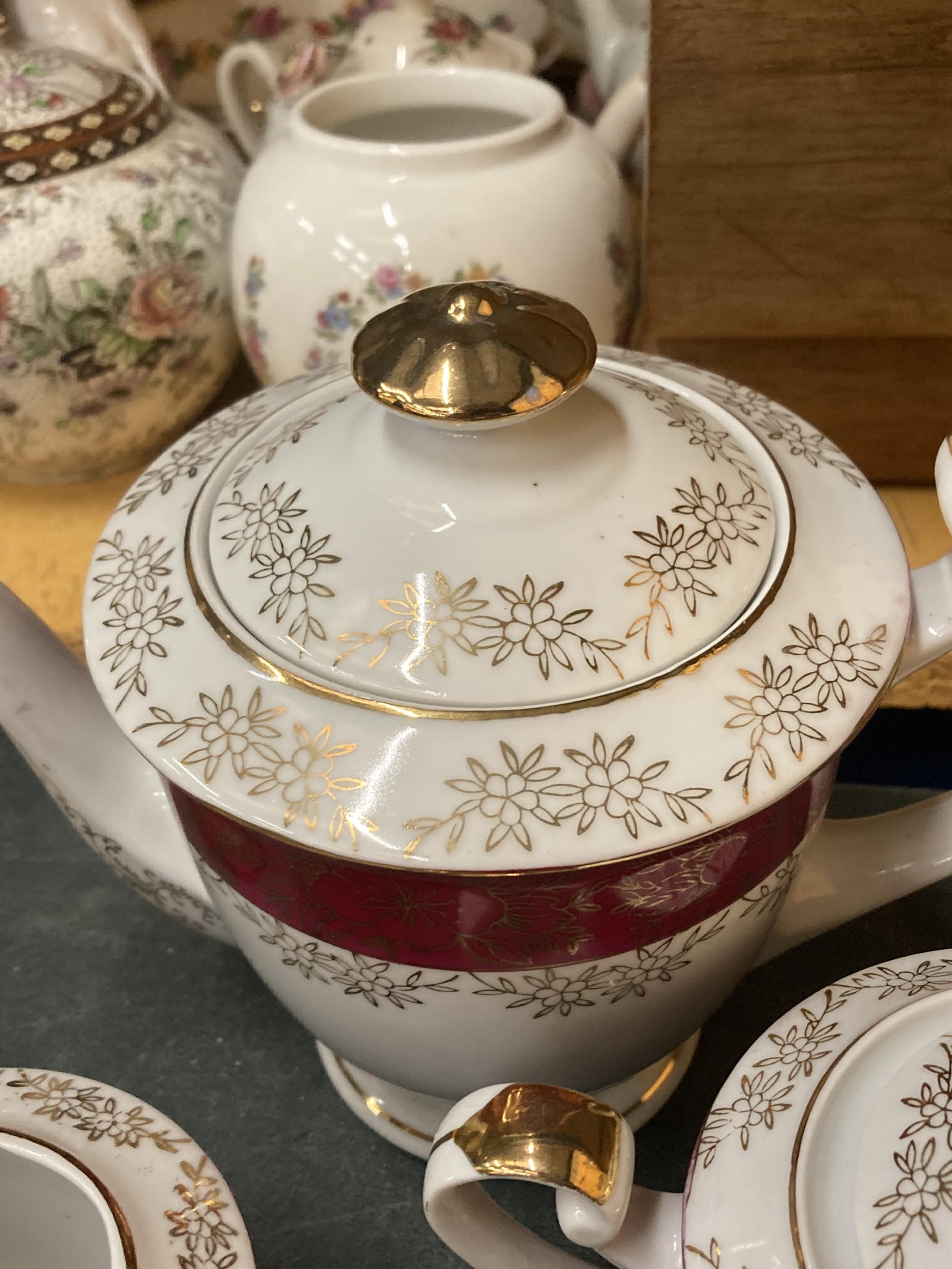 A VINTAGE JAPANESE TEASET TO INCLUDE A TEAPOT, CREAM JUG, LIDDED SUGAR BASIN, CUPS, SAUCERS AND SIDE - Image 5 of 5