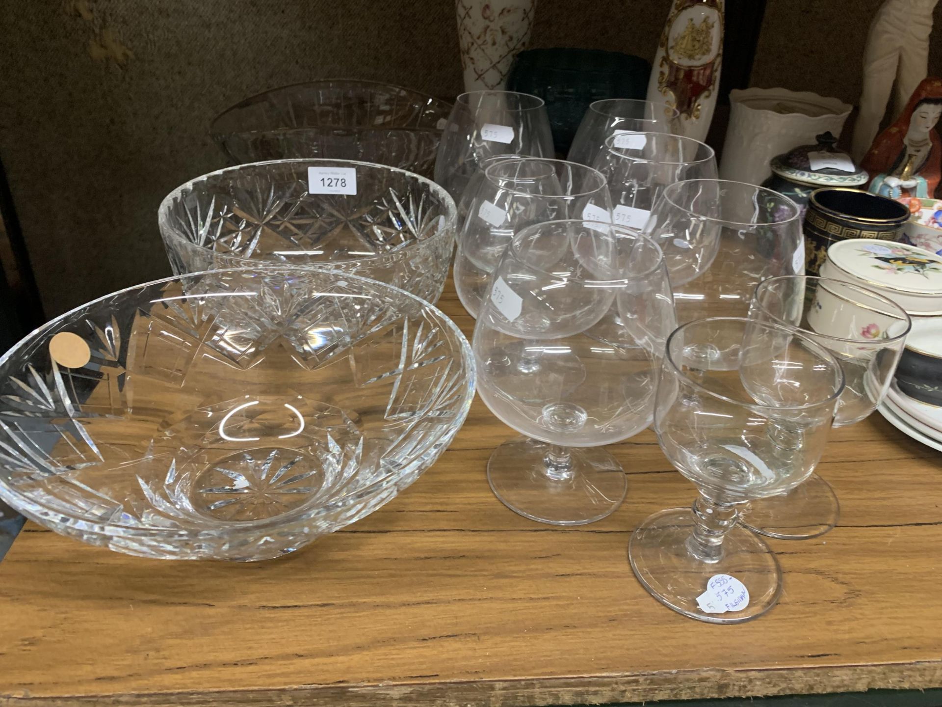 A QUANTITY OF GLASSWARE TO INCLUDE CUT GLASS BOWLS, BRANDY BALLOONS, WHITE GLASS VASE, ETC - Image 2 of 3