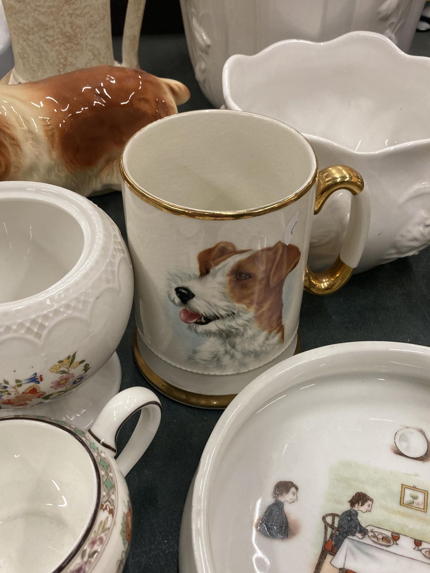A LARGE QUANTITY OF CERAMIC ITEMS TO INCLUDE A SPANIEL DOG, JUGS, PLANTERS, BOWLS, A TANKARD, ETC - Image 7 of 9