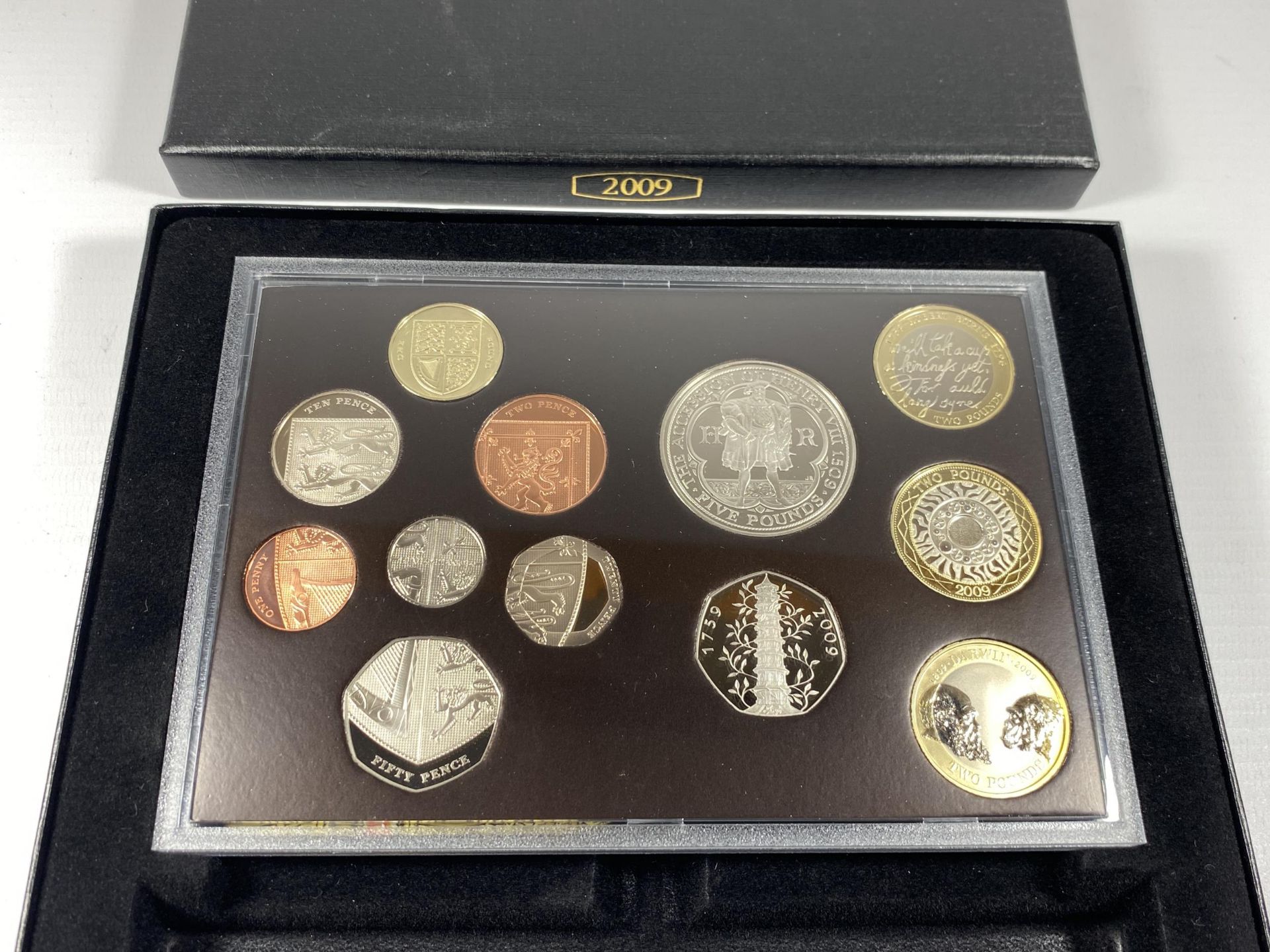 A 2009 ROYAL MINT CASED PROOF COIN SET WITH KEW GARDENS 50P - Image 2 of 2