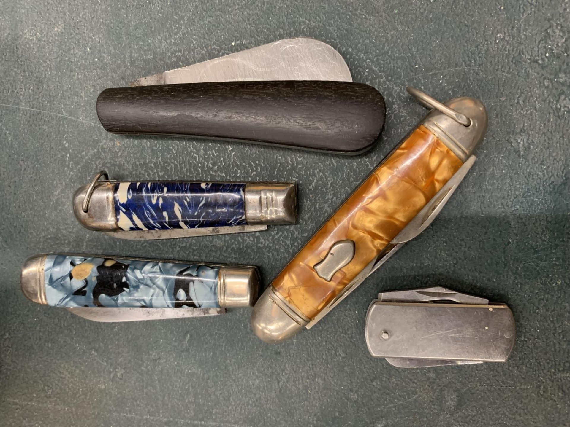 A QUANTITY OF VINTAGE PEN KNIVES - 5 IN TOTAL - Image 2 of 2