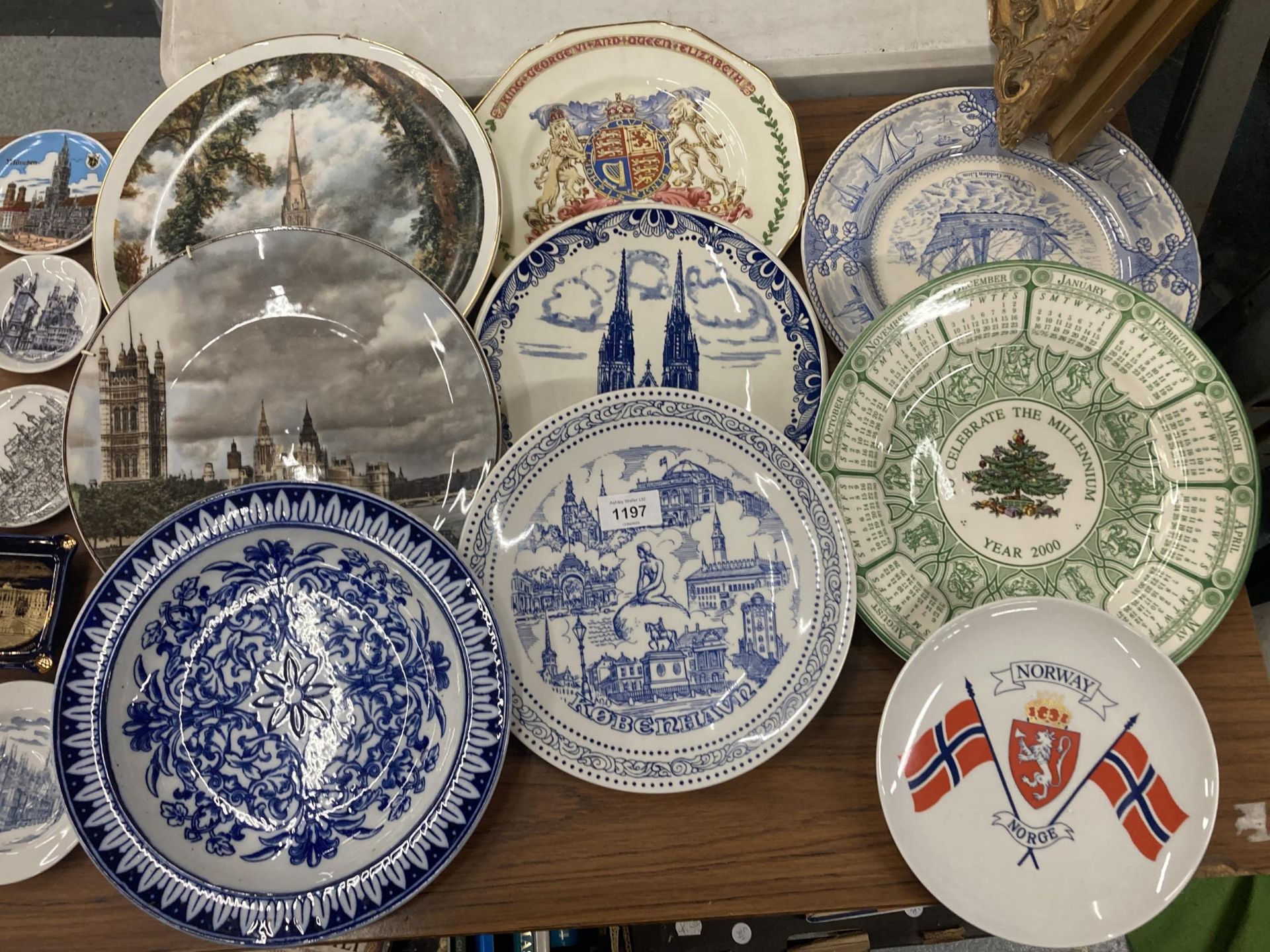 A LARGE QUANTITY OF TEN SMALL AND TEN LARGE VINTAGE PLATES - Image 3 of 3