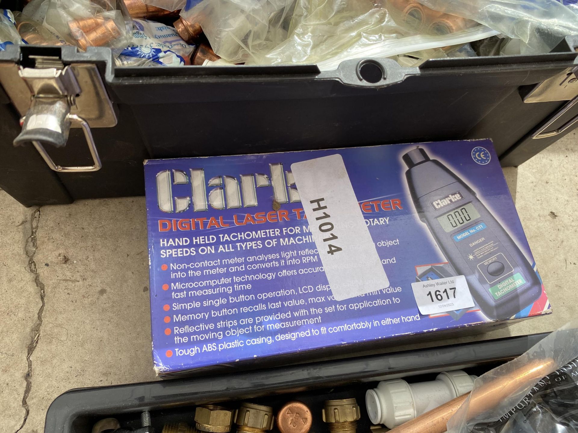 A PLASTIC TOOL BOX AND AN ASSORTMENT OF TOOLS TO INLCUDE A CLARKE DIGITAL LASER TESTER, PIPE - Image 3 of 4
