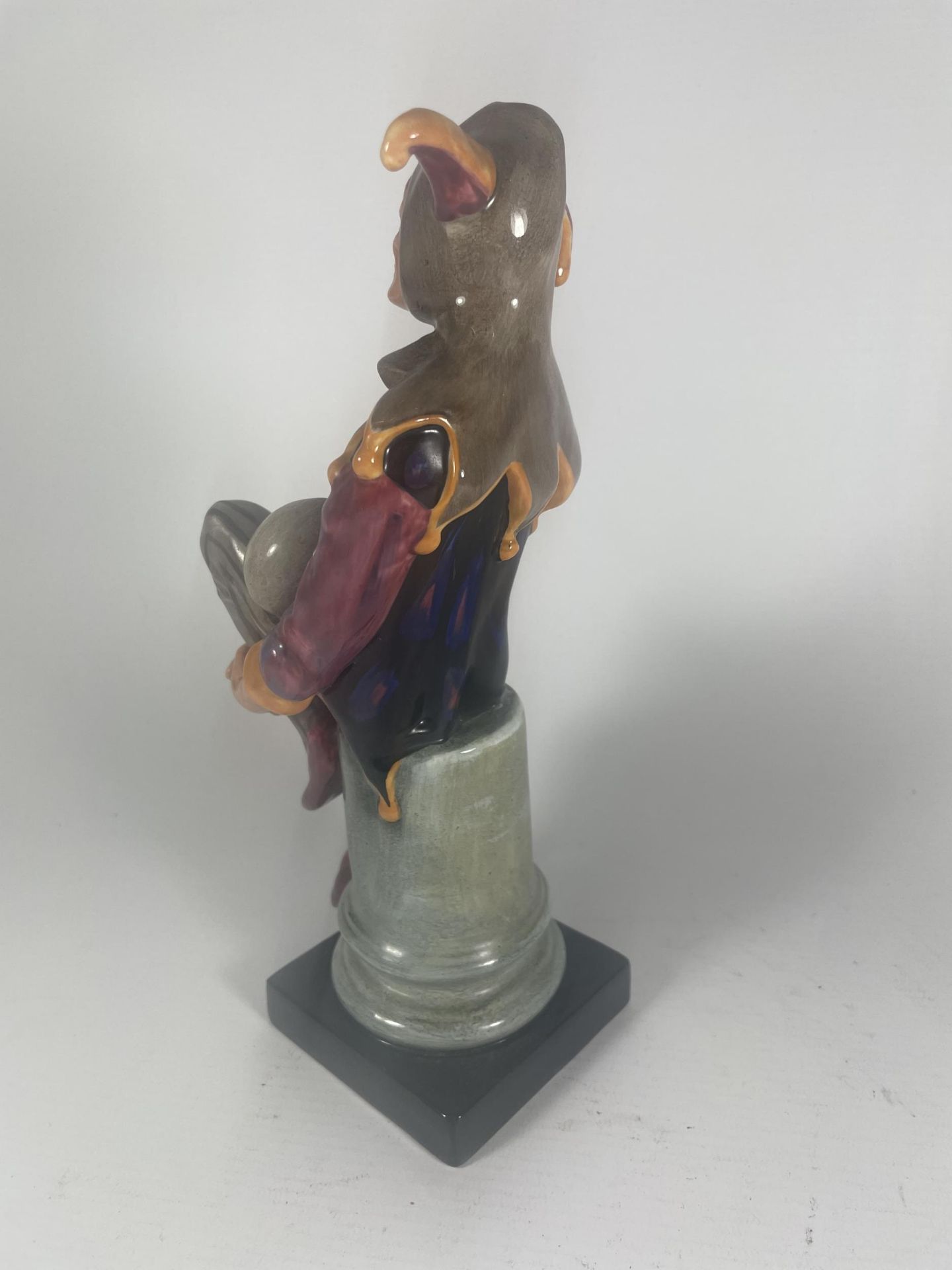 A ROYAL DOULTON 'JESTER' HN2016 FIGURE (SECONDS) - Image 2 of 5