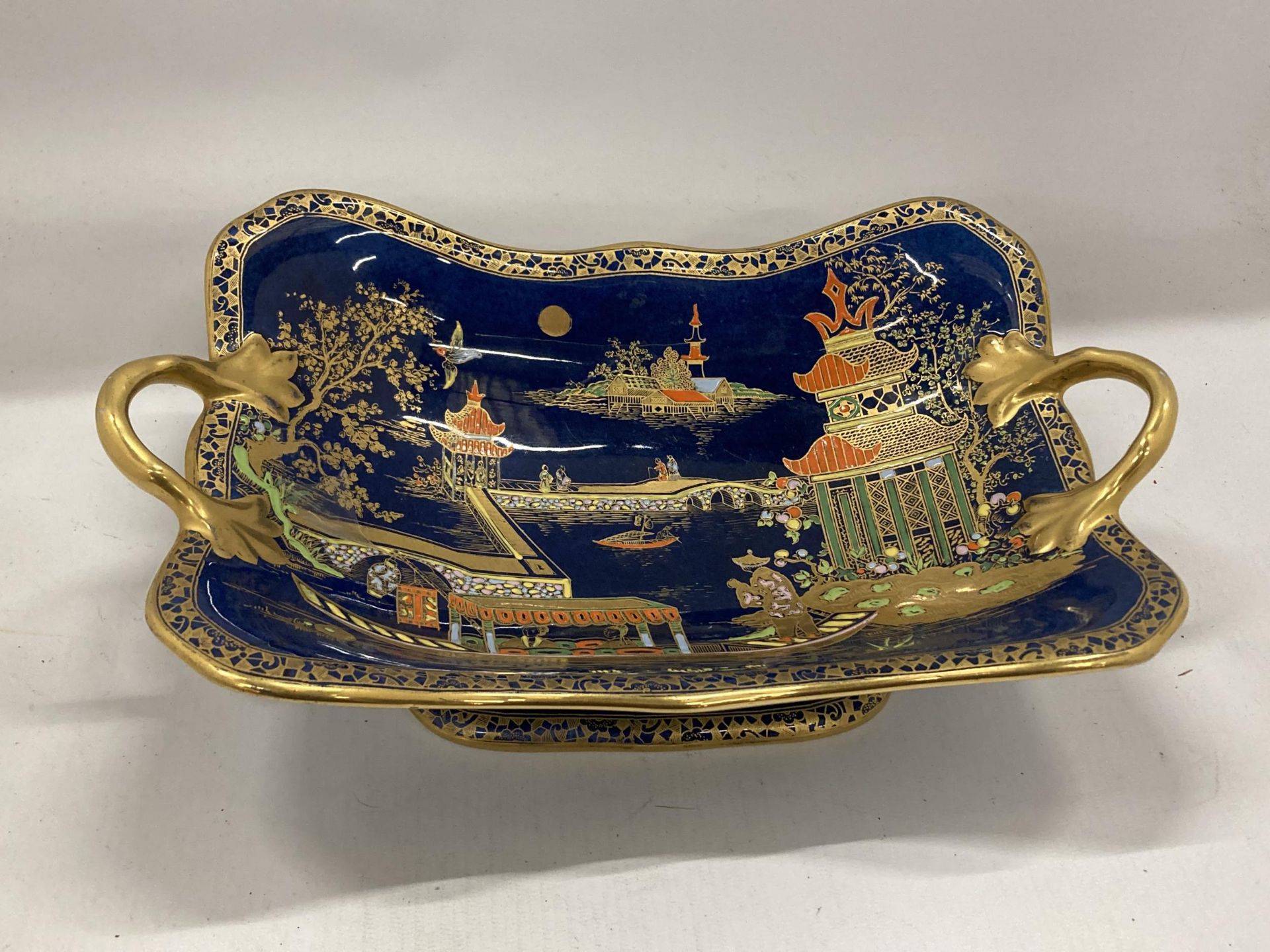 A CARLTON WARE TWIN HANDLED PEDESTAL BOWL DECORATED IN THE 'MIKADO' PATTERN WITH GILT DESIGN ON A