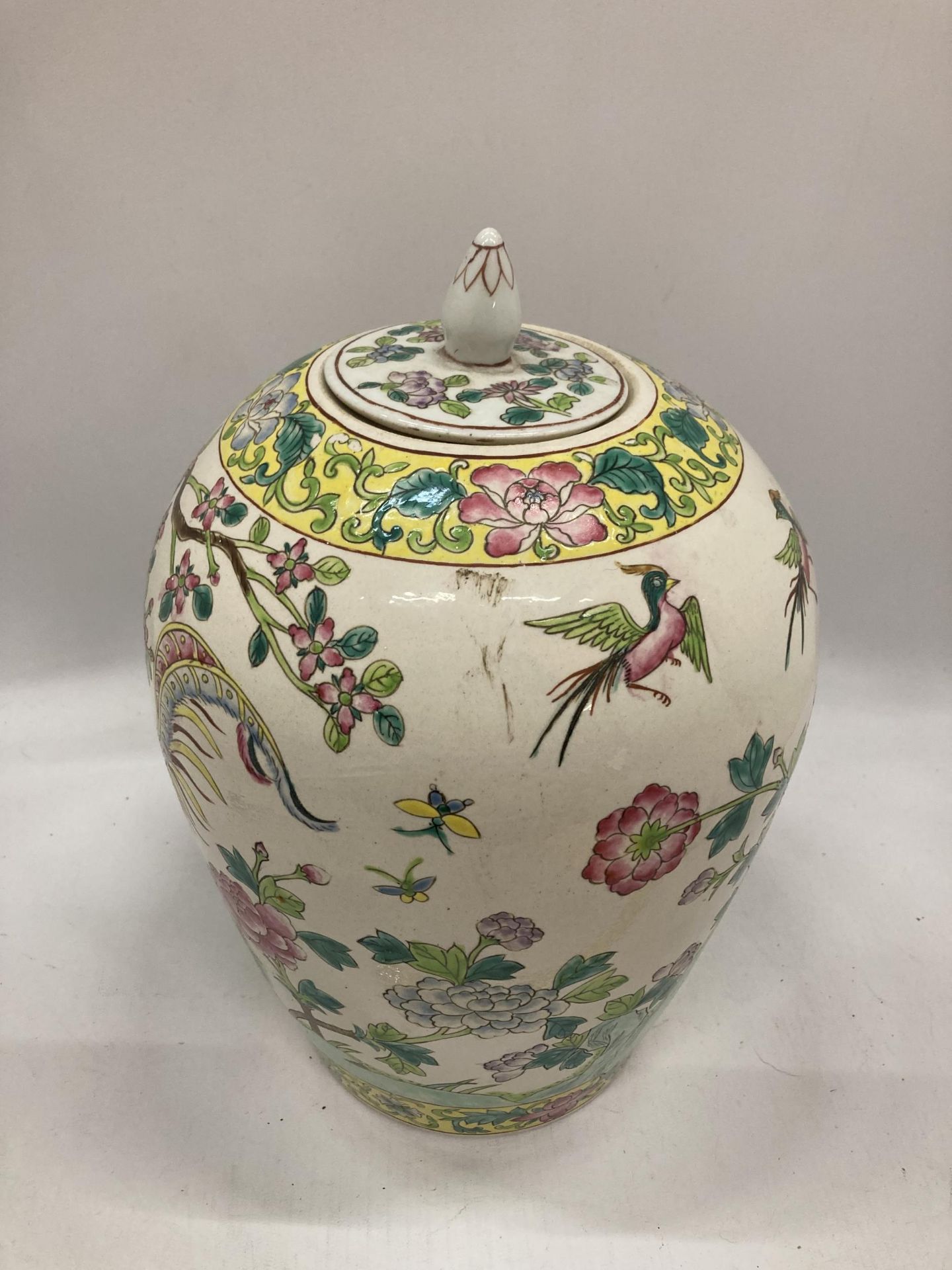 A LARGE CHINESE FAMILLE VERTE STLYE LIDDED VASE, APPROX 30CM - Image 2 of 4