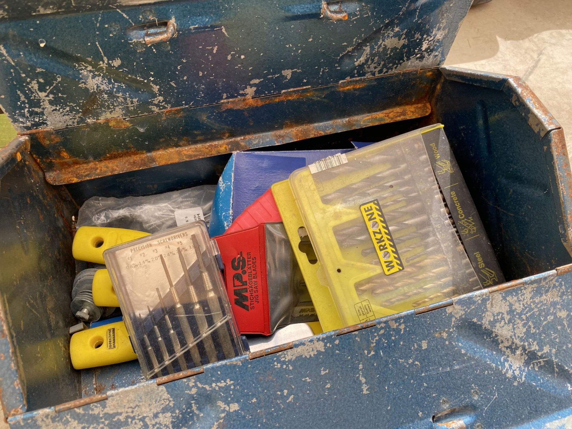 A METAL TOOL BOX CONTAINING AN ASSORTMENT OF TOOLS TO INCLUDE DRILL BITS AND SCREW DRIVERS ETC - Image 3 of 3