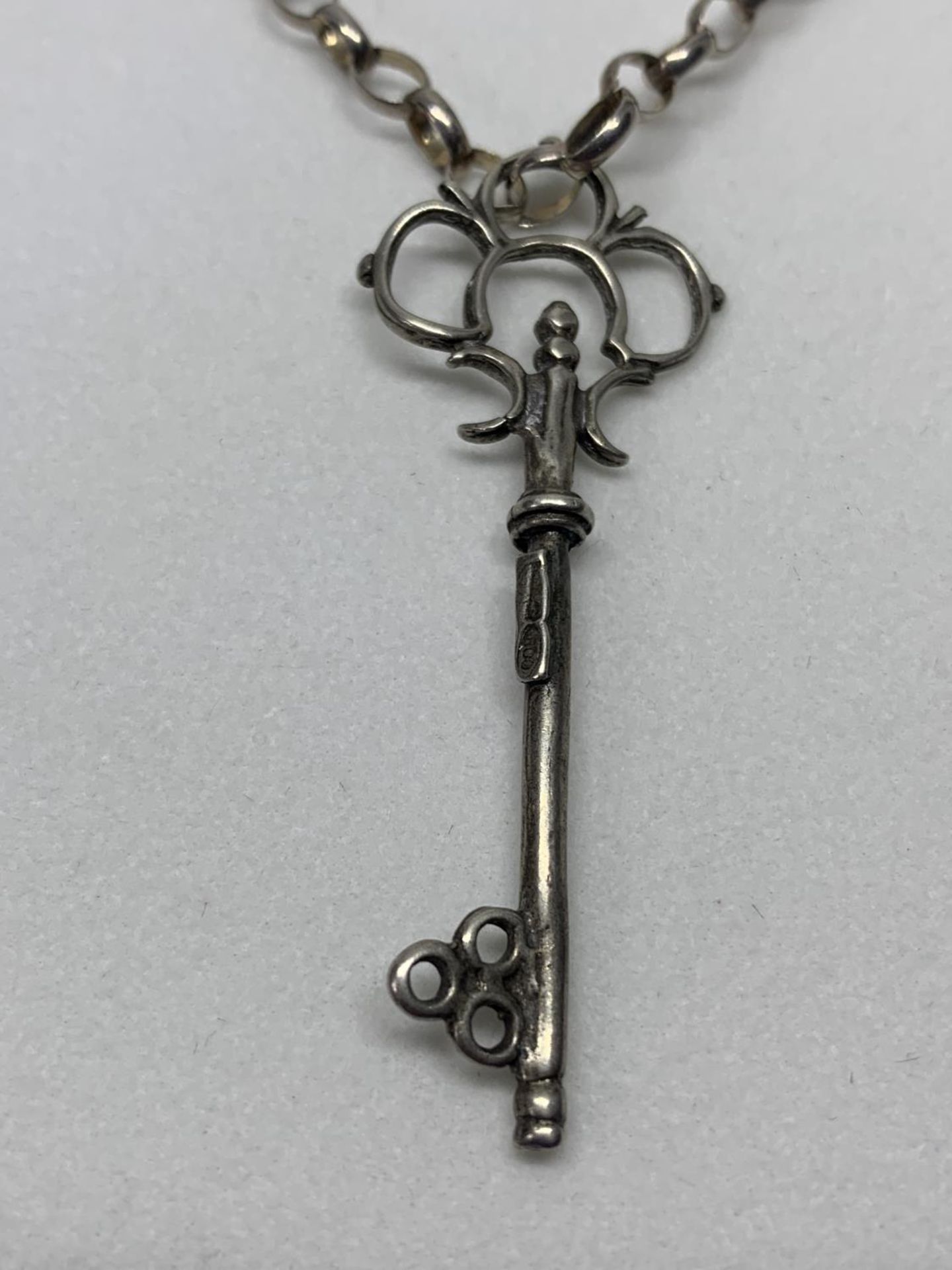 A SILVER NECKLACE WITH KEY PENDANT IN A PRESENTATION BOX - Image 2 of 3