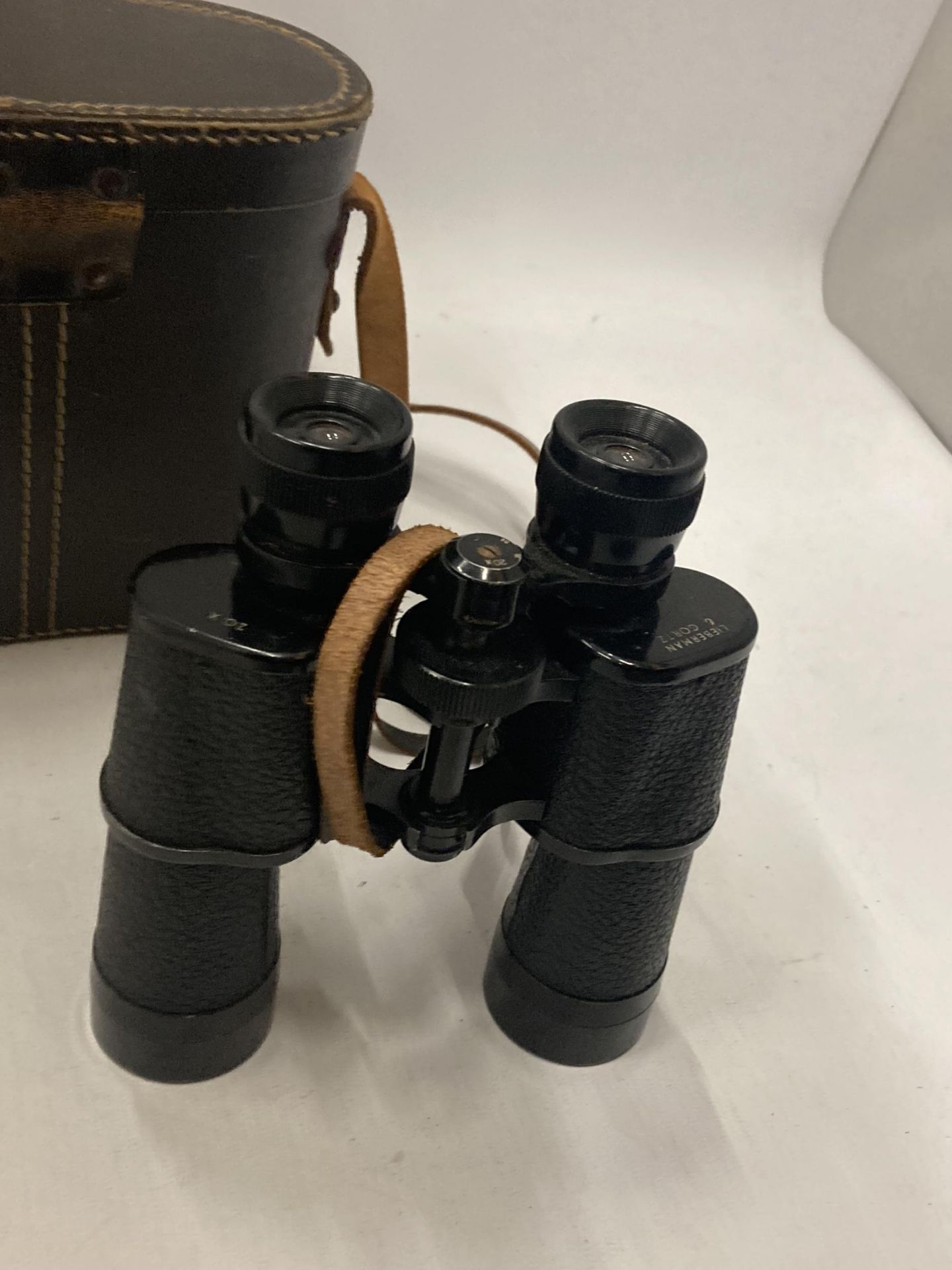 A VINTAGE PAIR OF LIEBERMAN CORTZ BINOCULARS IN A LEATHER CASE - Image 2 of 5