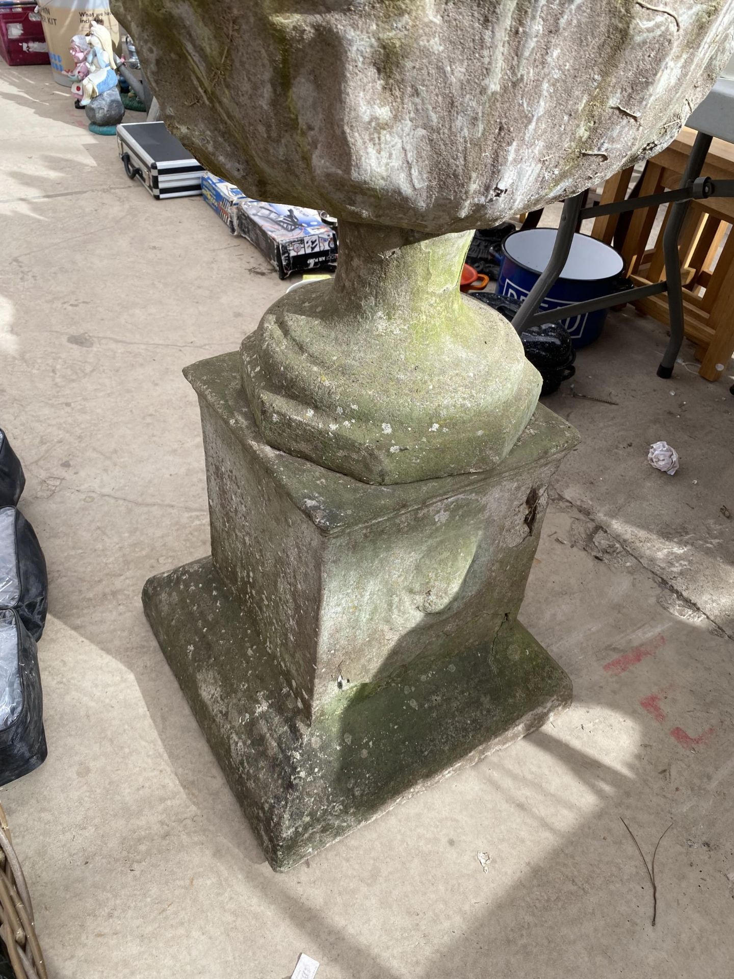 A VINTAGE RECONSTITUTED STONE URN STYLE PLANTER ON PEDESTAL BASE (H:87CM D:50CM) - Image 3 of 4