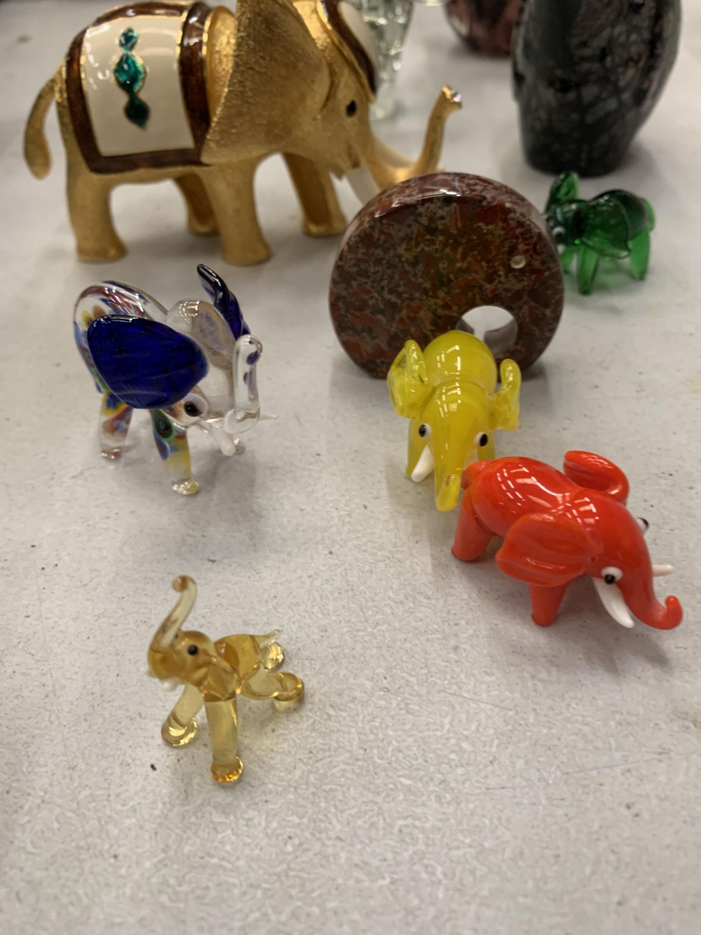 A MIXED LOT TO INCLUDE GLASS ANIMAL PAPERWEIGHTS, MINIATURE GLASS ANIMALS AND THREE ELEPHANTS - Image 6 of 6