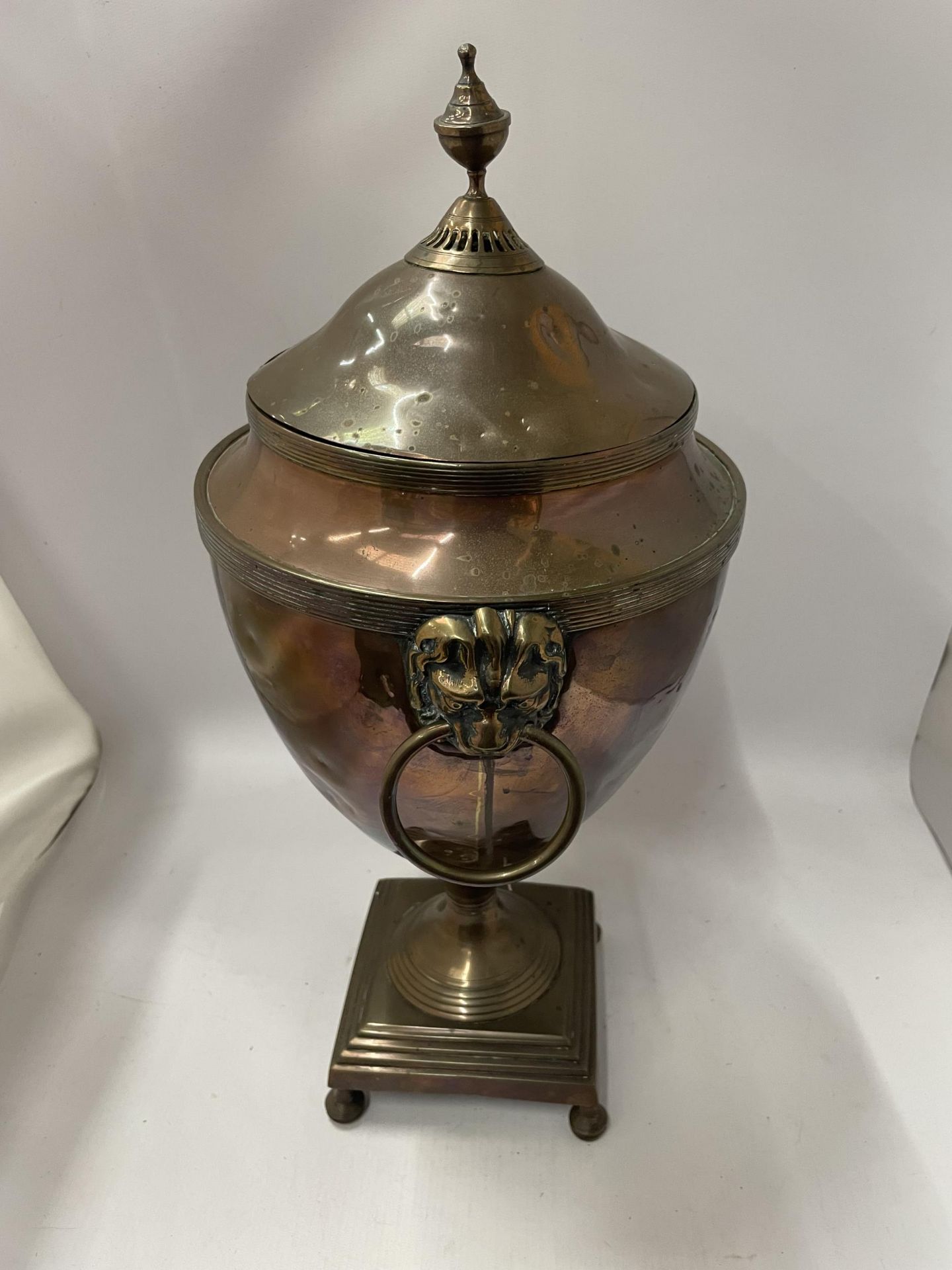 AN EARLY 20TH CENTURY COPPER SAMOVAR WITH LION DESIGN HANDLES - Image 2 of 4