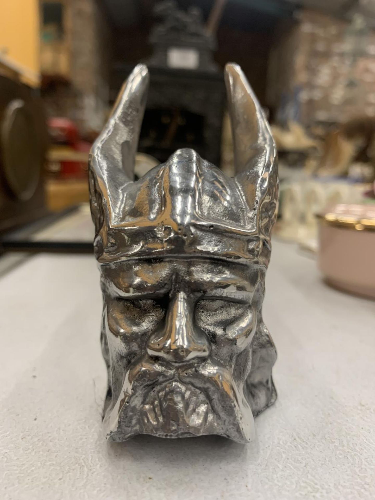 A WHITE METAL VIKINGS HEAD MODEL HEIGHT 10CM