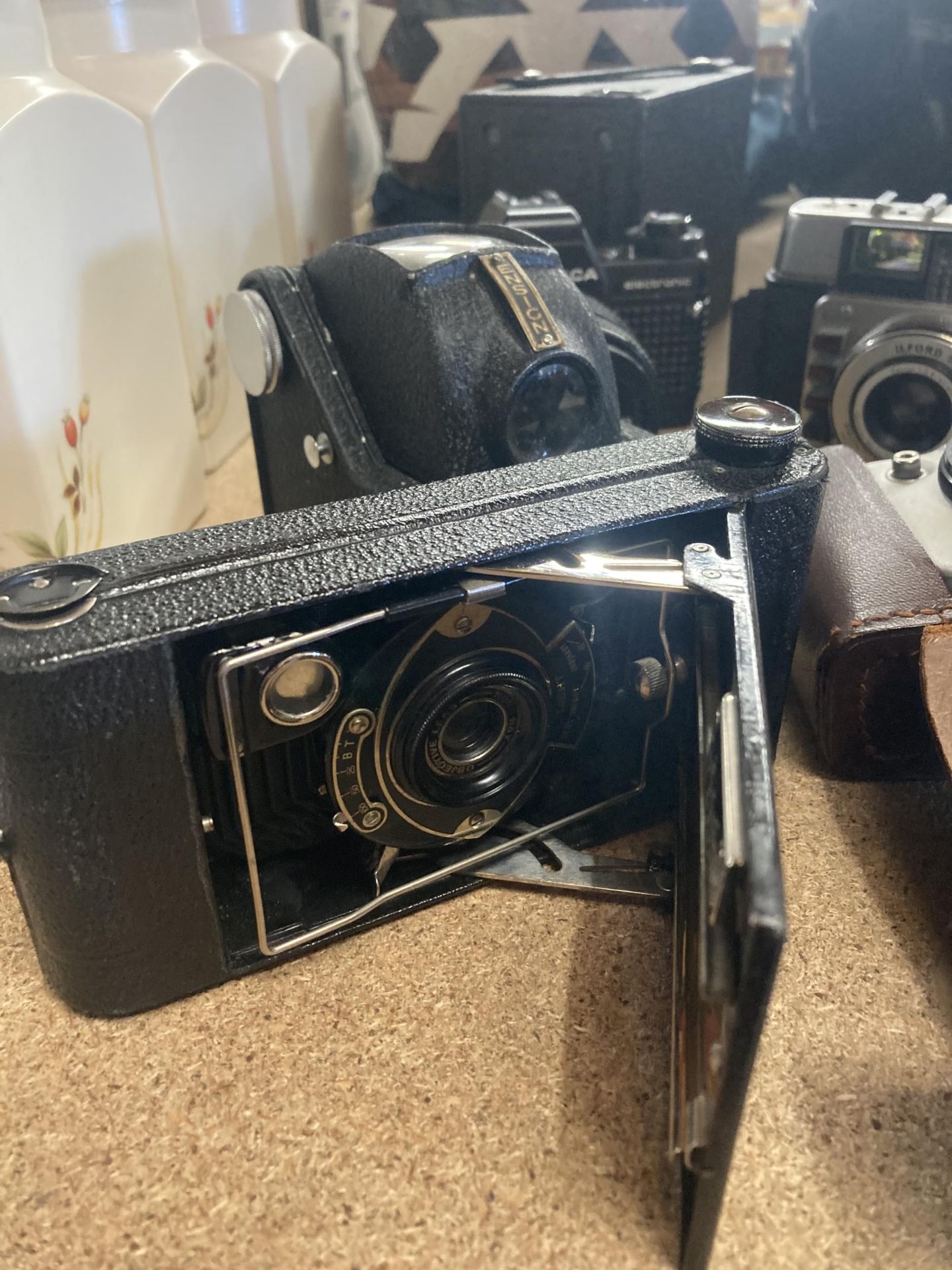 A QUANTITY OF VINTAGE CAMERAS TO INCLUDE AN ILFORD SPORTI, ENSIGN FUL-VUE, PRAKTICA B200, ILFORD - Image 2 of 4