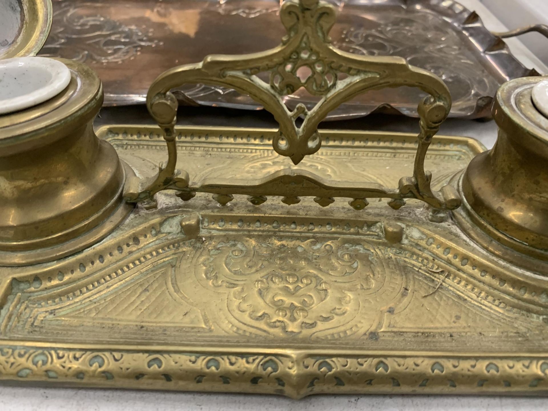 AN ARTS AND CRAFTS STYLE COPPER TRAY PLUS A BRASS DESK TIDY WITH INKWELLS AND CERAMIC LINERS - Image 4 of 4