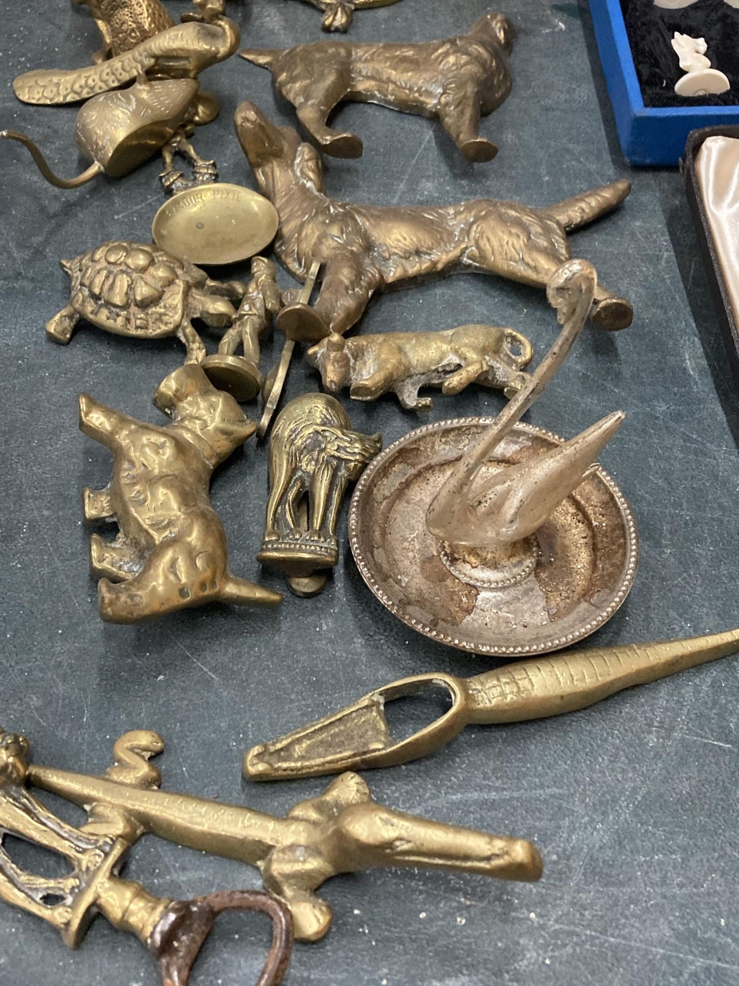 A QUANTITY OF BRASSWARE TO INCLUDE ANIMAL FIGURES, BOTTLE OPENERS - Image 3 of 5