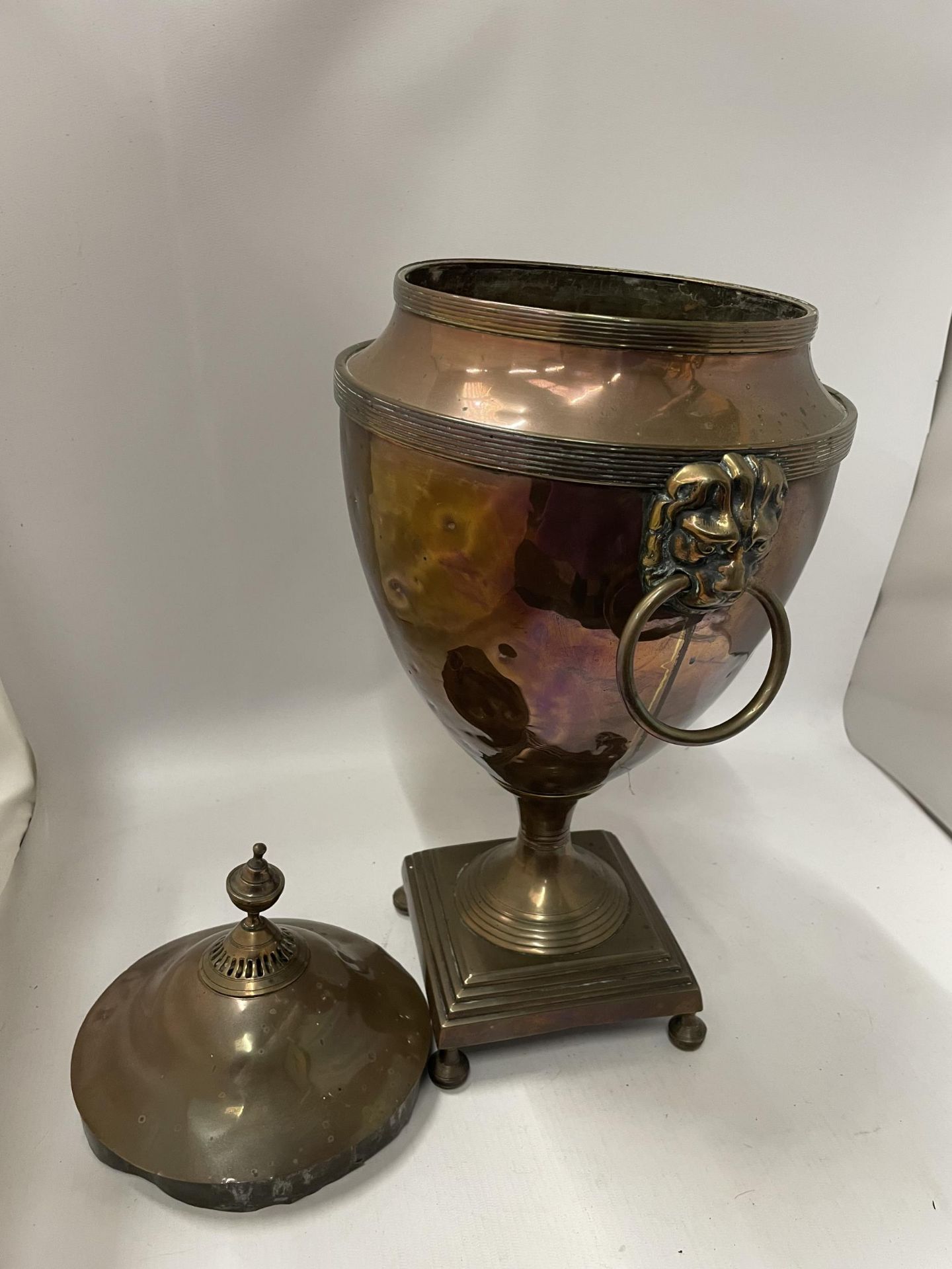 AN EARLY 20TH CENTURY COPPER SAMOVAR WITH LION DESIGN HANDLES - Image 3 of 4