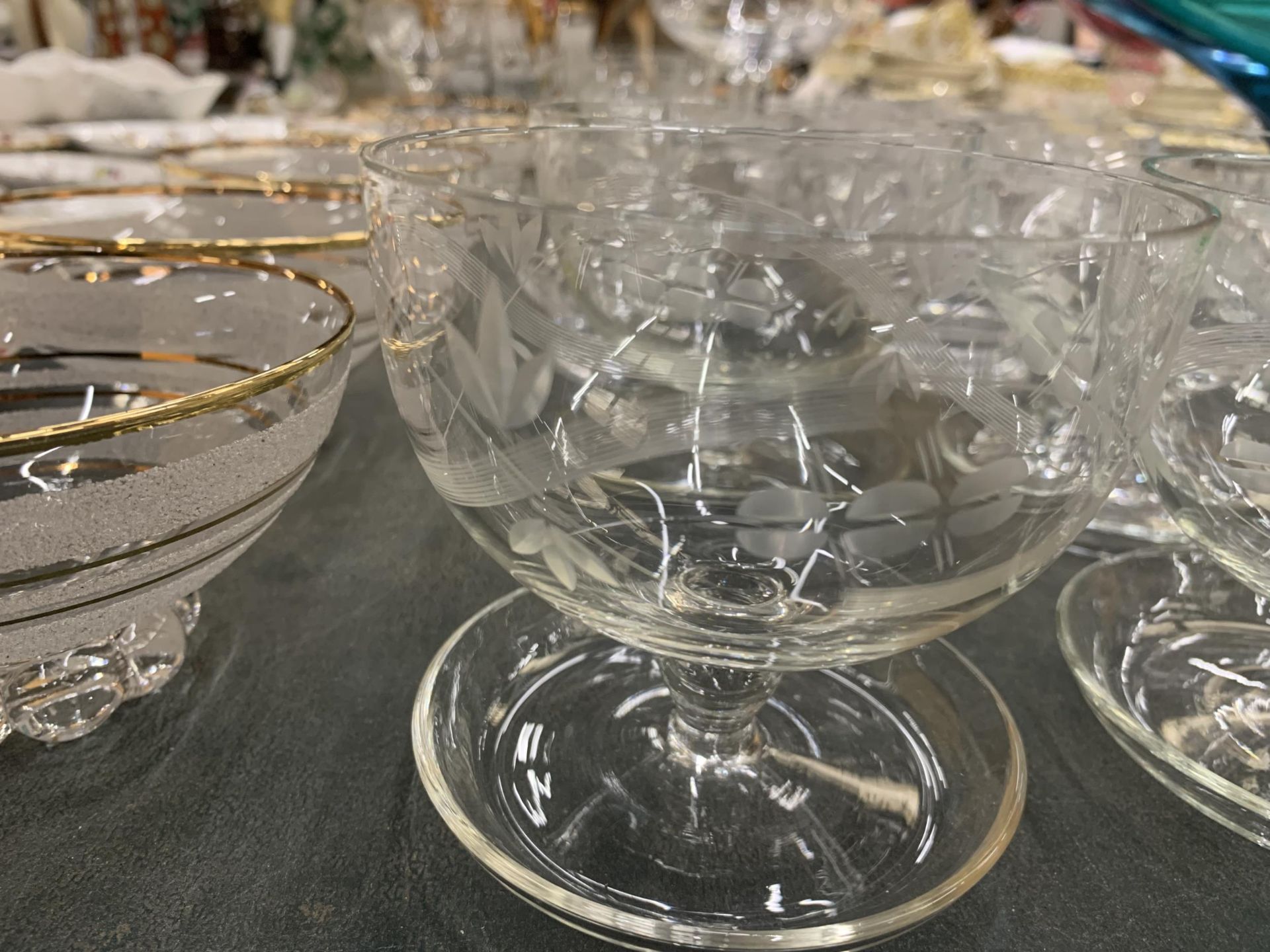 A LARGE QUANTITY OF GLASSWARE TO INCLUDE ETCHED AND FROSTED DESSERT BOWLS, AN ETCHED BOWL ON A STEM, - Image 4 of 4