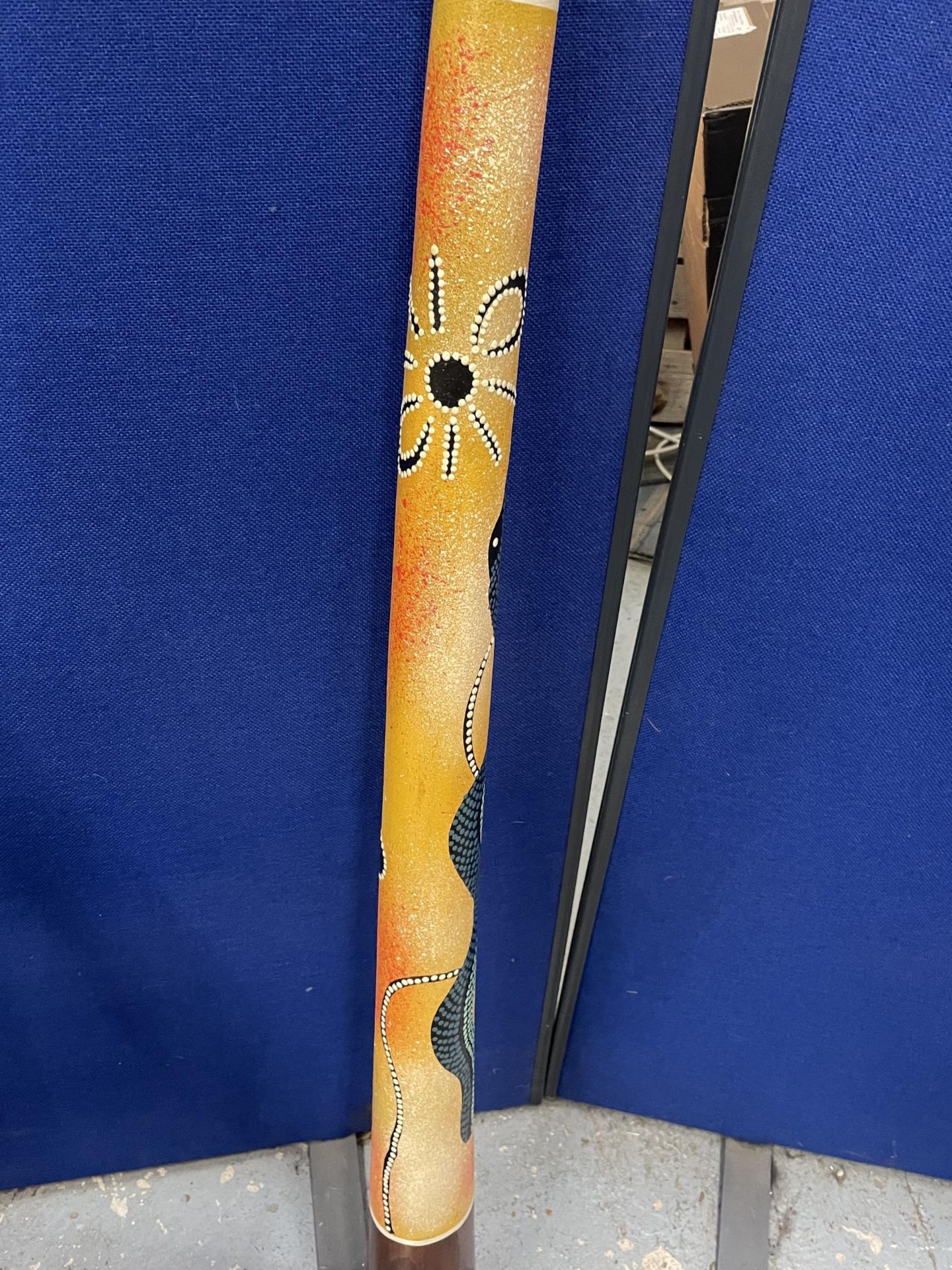 AN ABORIGINAL DIDGERIDOO WITH SNAKE DESIGN - Image 4 of 4