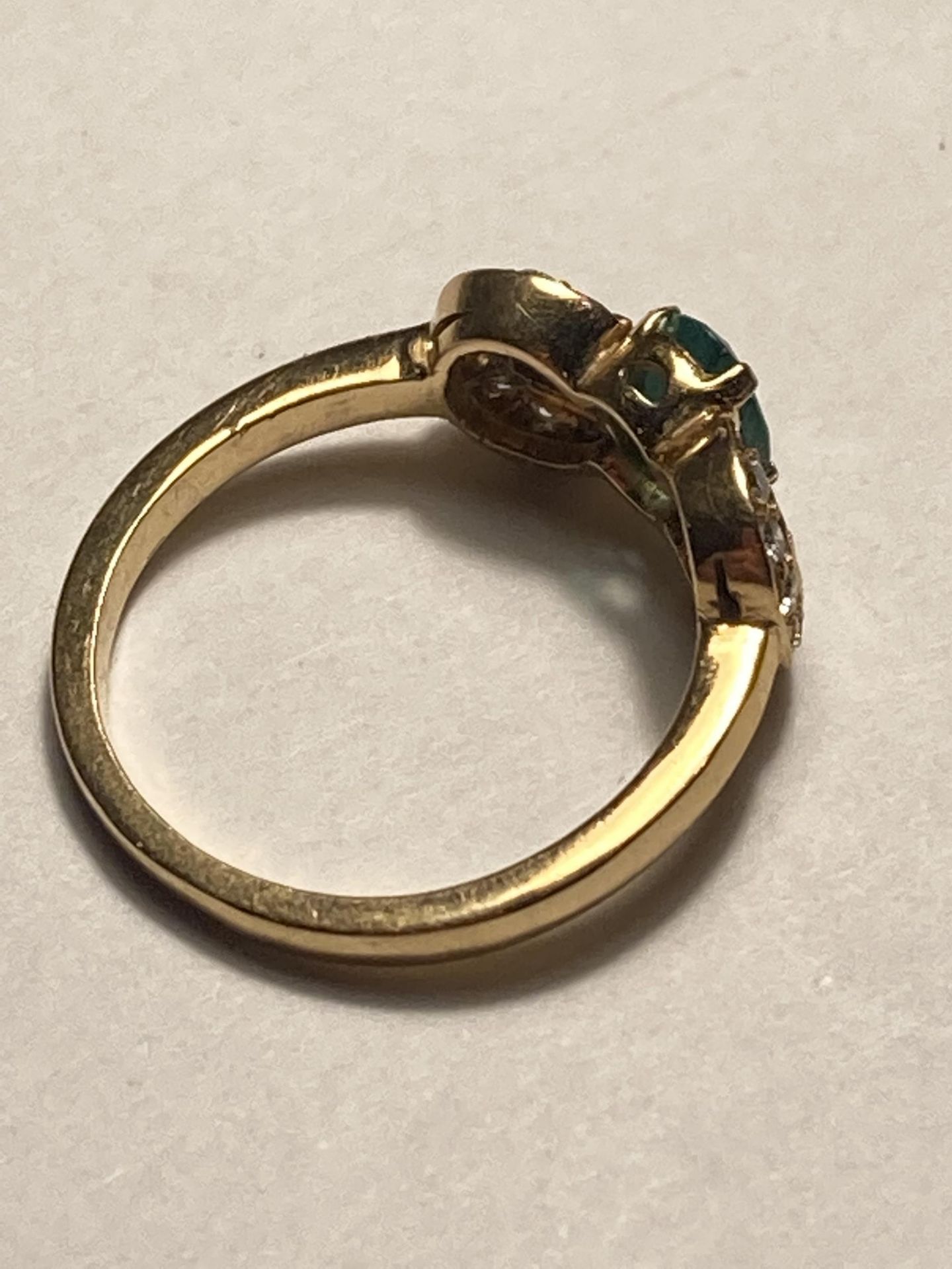 A 18 CARAT GOLD RING WITH A CENTRE GREEN STONE AND DIAMONDS SIZE J/K - Image 3 of 3