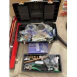 A PLASTIC TOOL BOX AND AN ASSORTMENT OF TOOLS TO INLCUDE A CLARKE DIGITAL LASER TESTER, PIPE