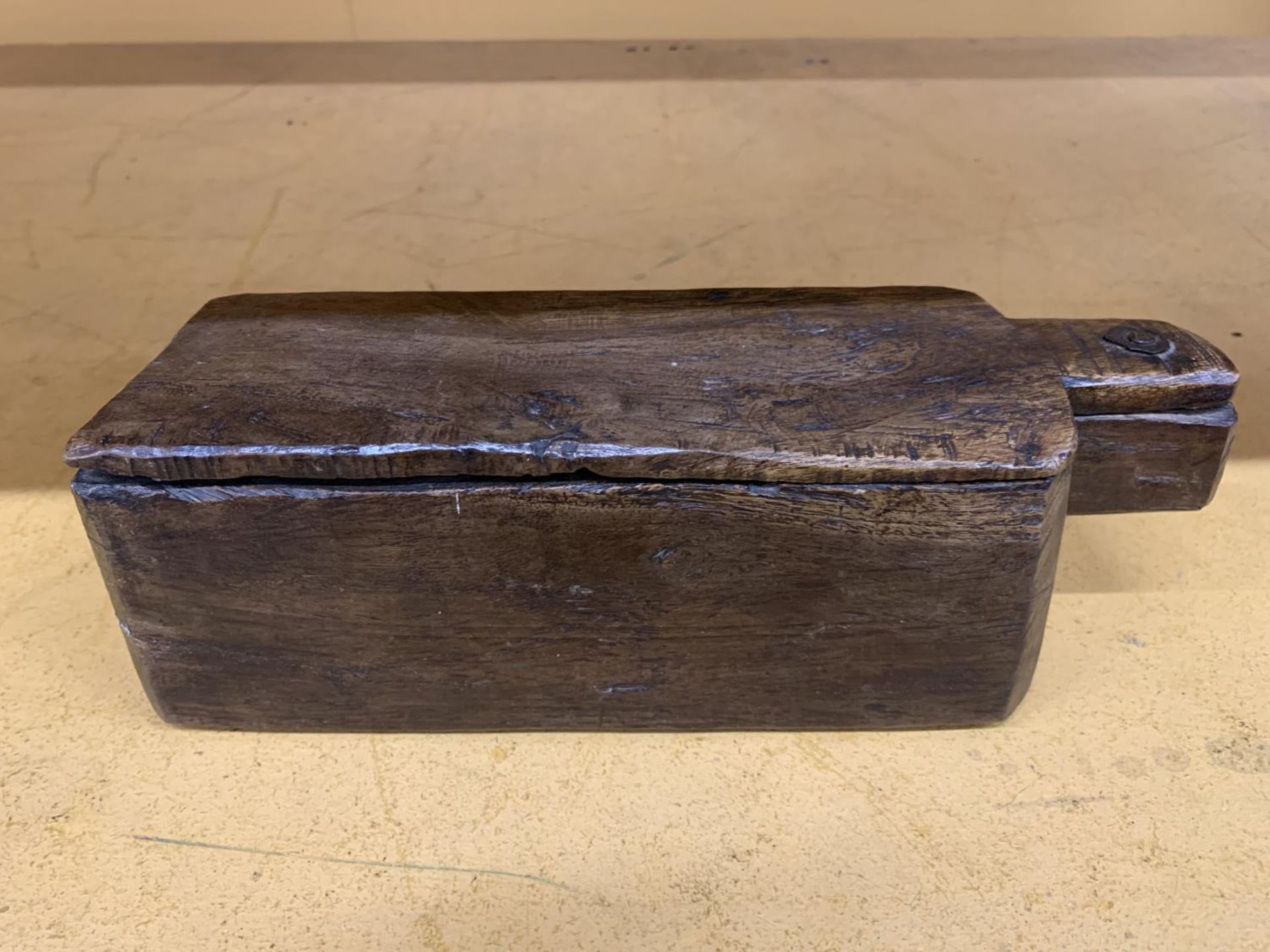 A VINTAGE TREEN SALT BOX HEIGHT 9.5CM, LENGTH 30CM, DEPTH 10CM - Image 2 of 3