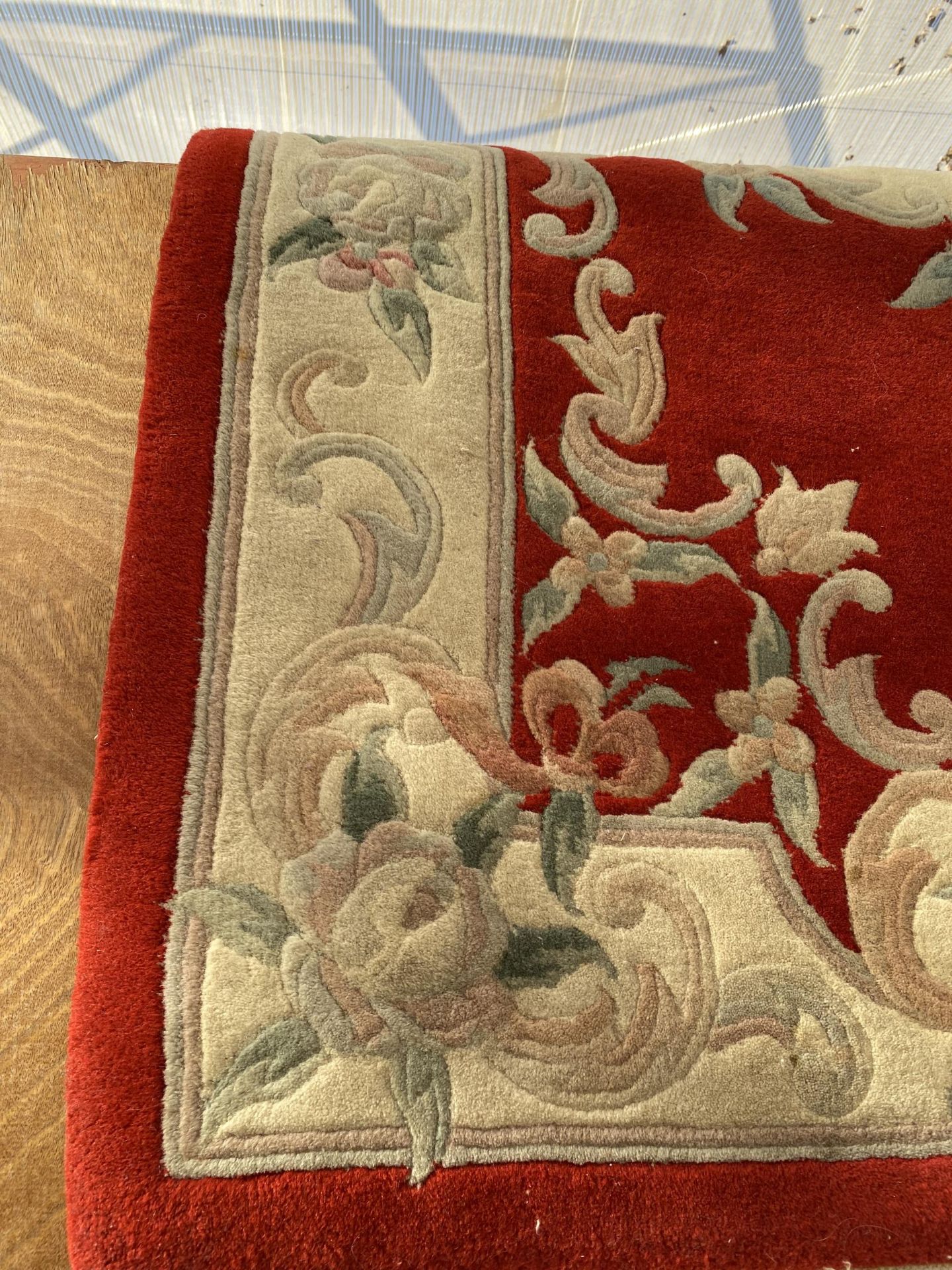 A RED AND CREAM PATTERNED FRINGED RUG - Image 3 of 3
