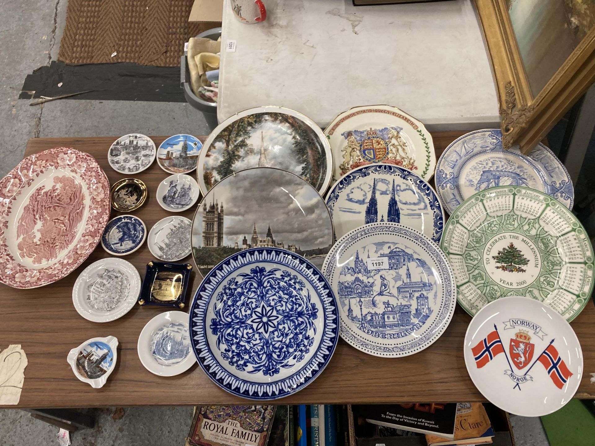 A LARGE QUANTITY OF TEN SMALL AND TEN LARGE VINTAGE PLATES