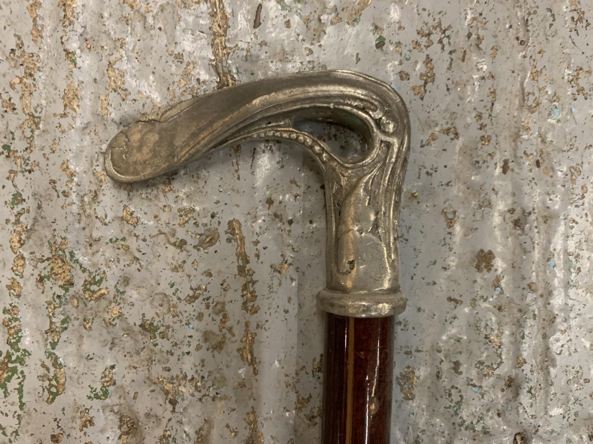 A VINTAGE WALKING STICK WITH A DECORATIVE WHITE METAL HANDLE - Image 2 of 2