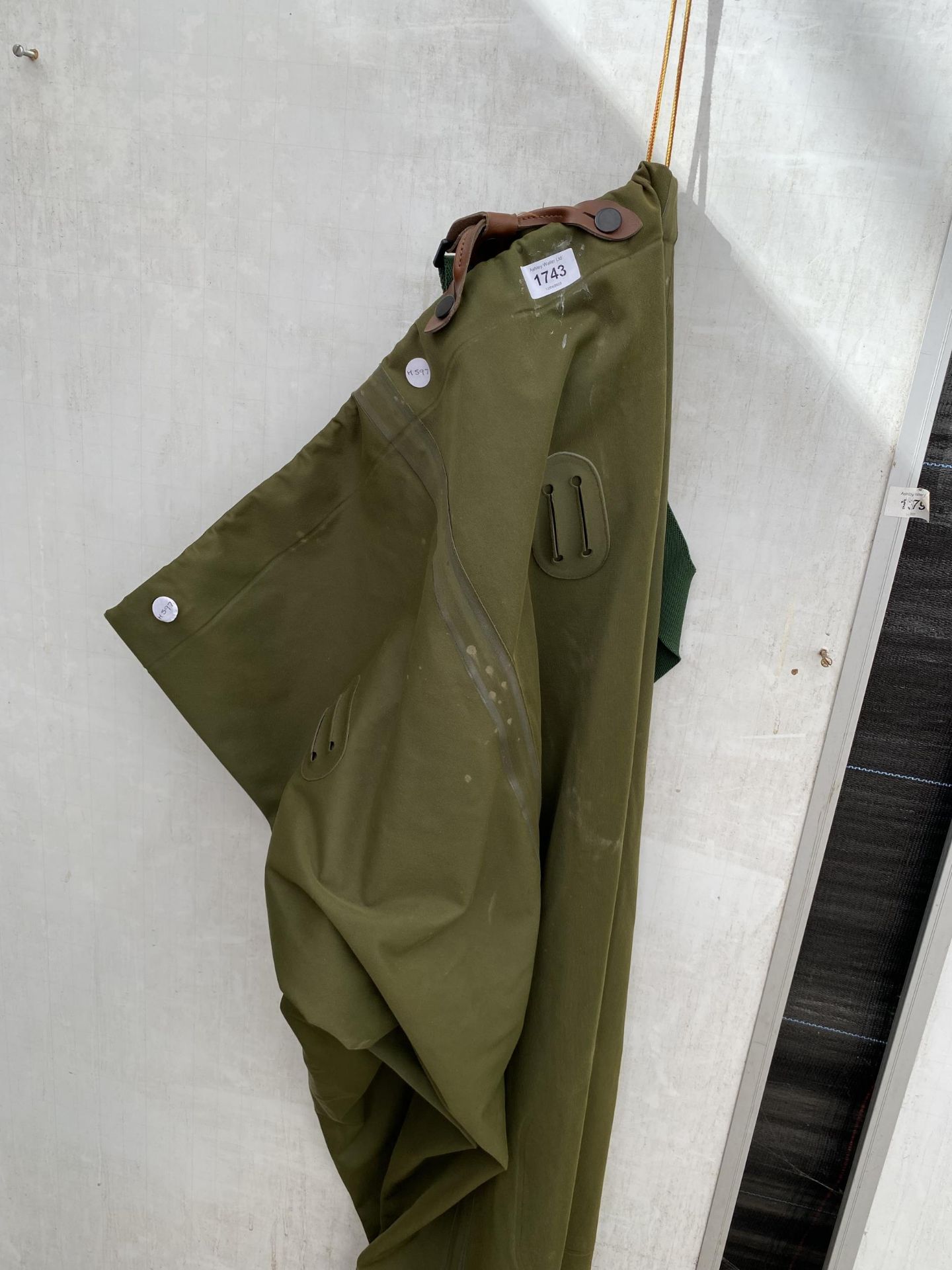 A PAIR OF SIZE 10 ORVIS CHEST FISHING WADERS WITH FELT SOLES - Image 3 of 4