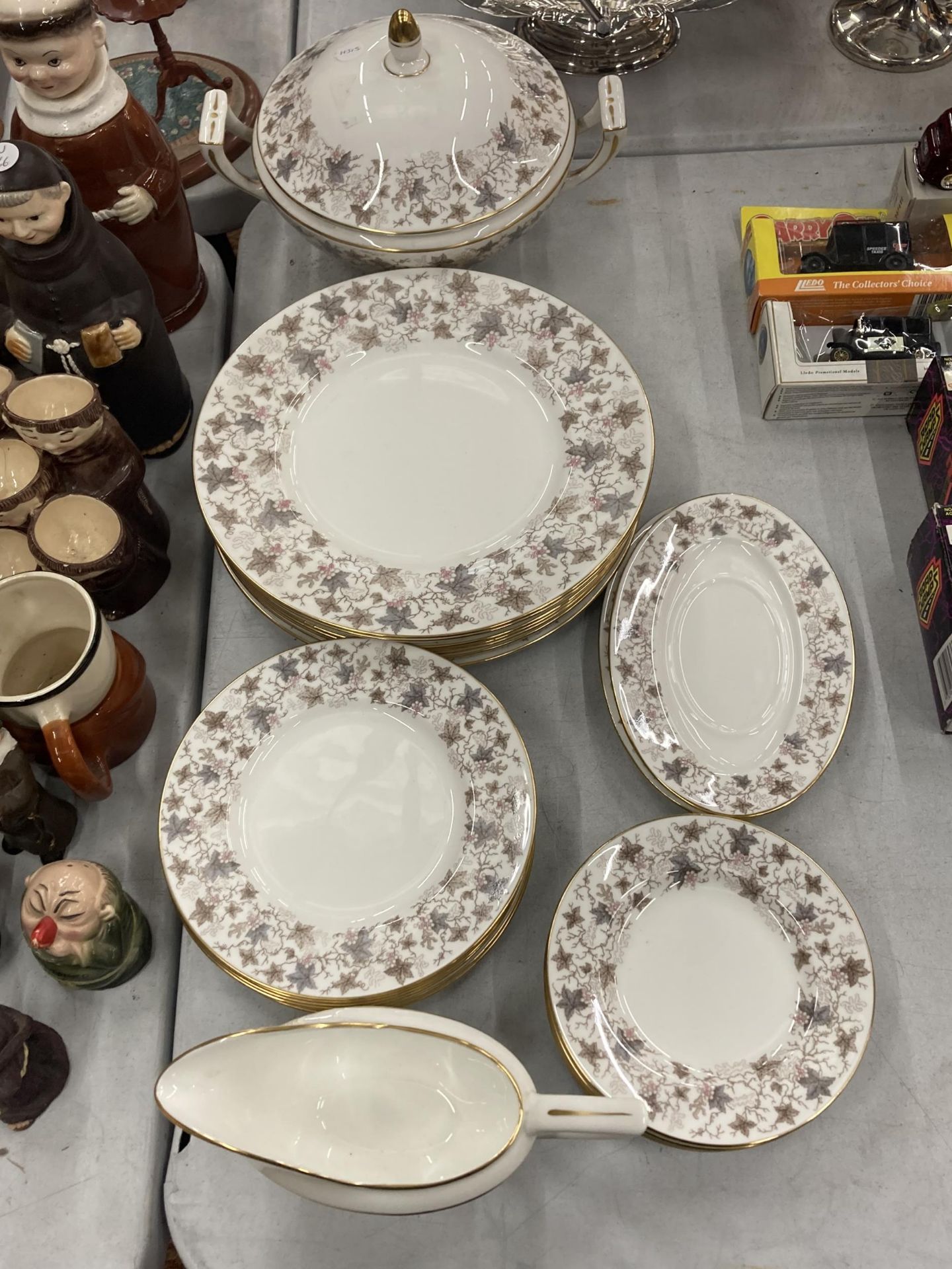 A QUANTITY OF VINTAGE MINTON PLATES, A SERVING TUREEN WITH LID, SAUCE BOAT, ETC