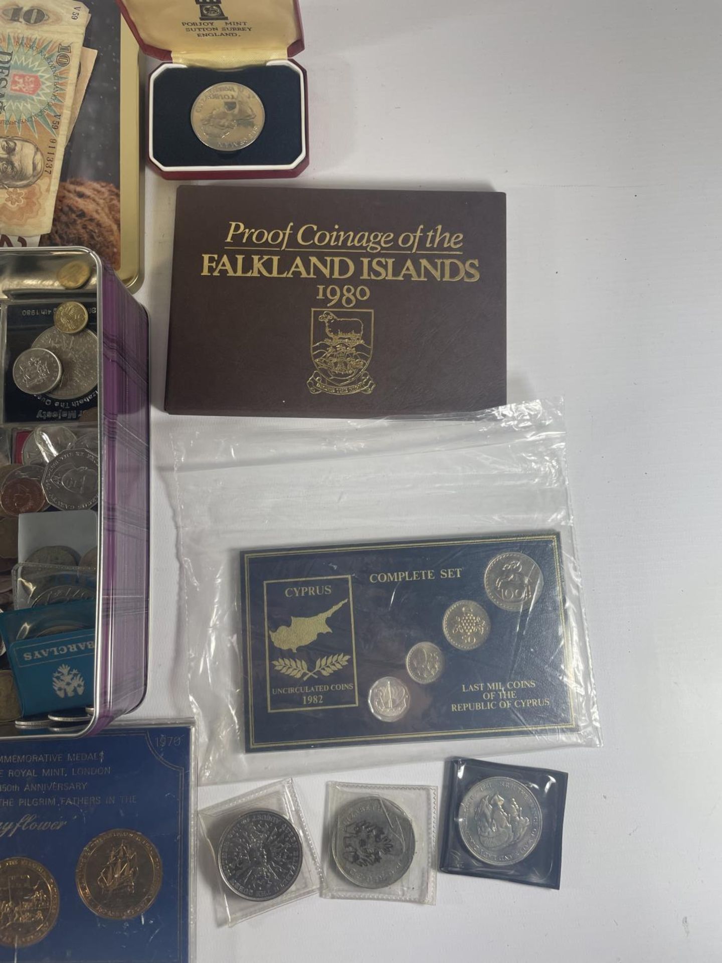 TIN CONTAINING AN ASSORTMENT OF WORLD COINS AND BANKNOTES , TO INCLUDE CHINA , FALKLANDS , IOM - Image 4 of 10