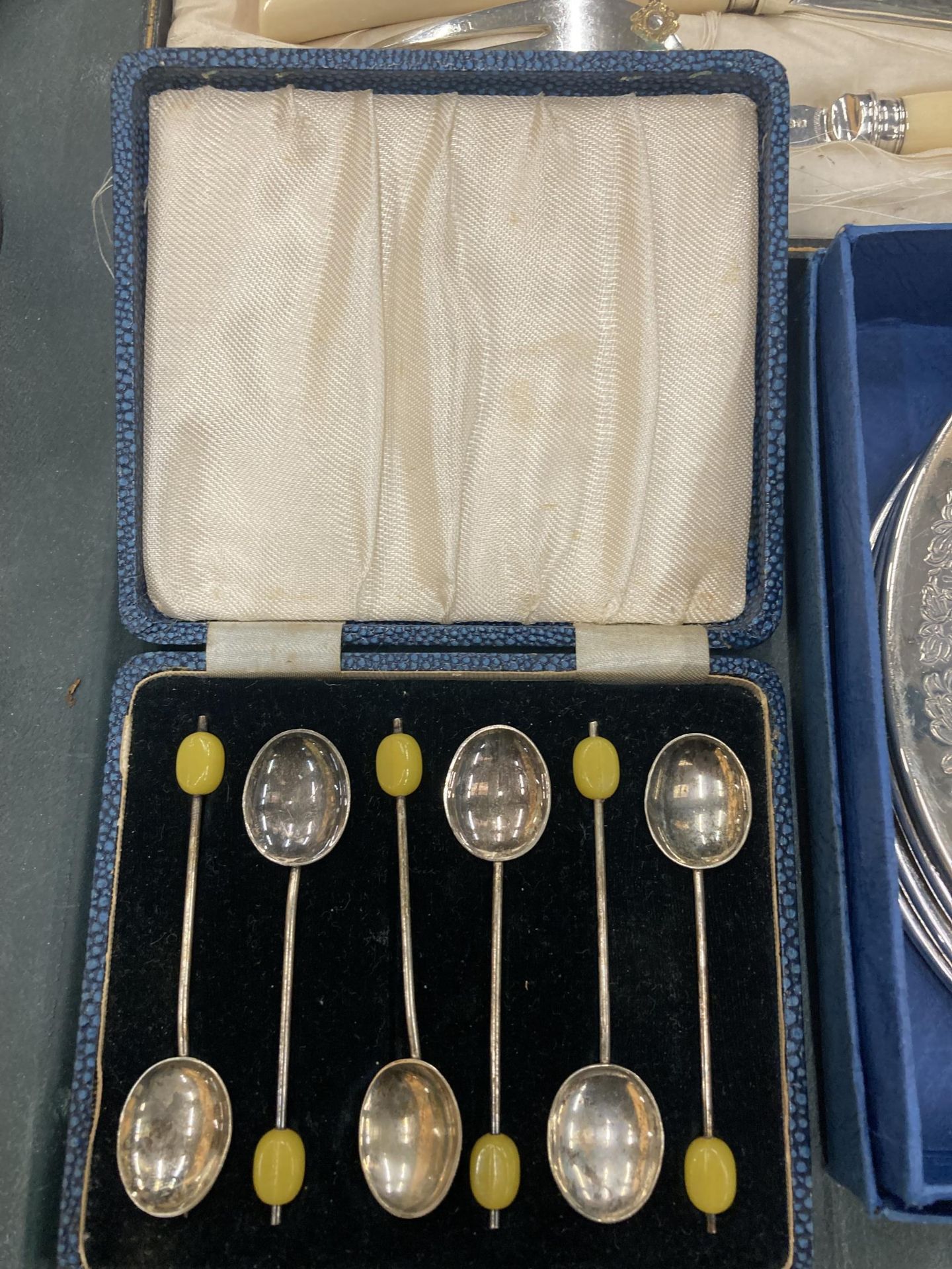 A VINTAGE BOXED SET OF COFFEE BEANS SPOONS, BOXED SET OF SERVERS PLUS SILVER PLATED PLACEMATS - Bild 2 aus 6
