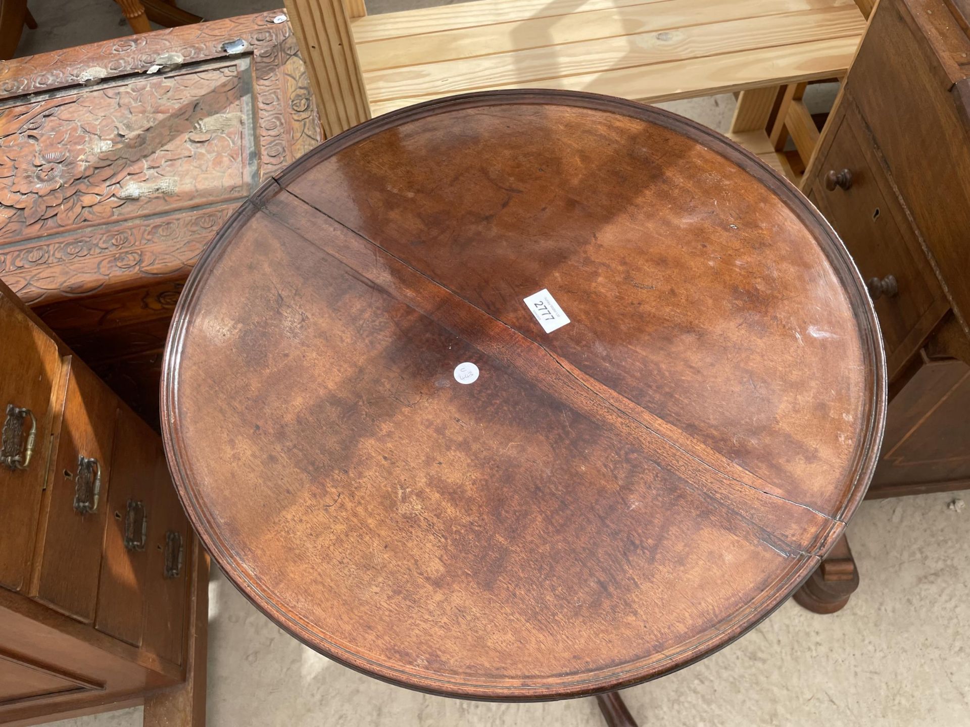 A 19TH CENTURY MAHOGANY DISH TOP TABLE ON AN ELM TRIPOD BASE 21" DIAMETER - Image 3 of 3