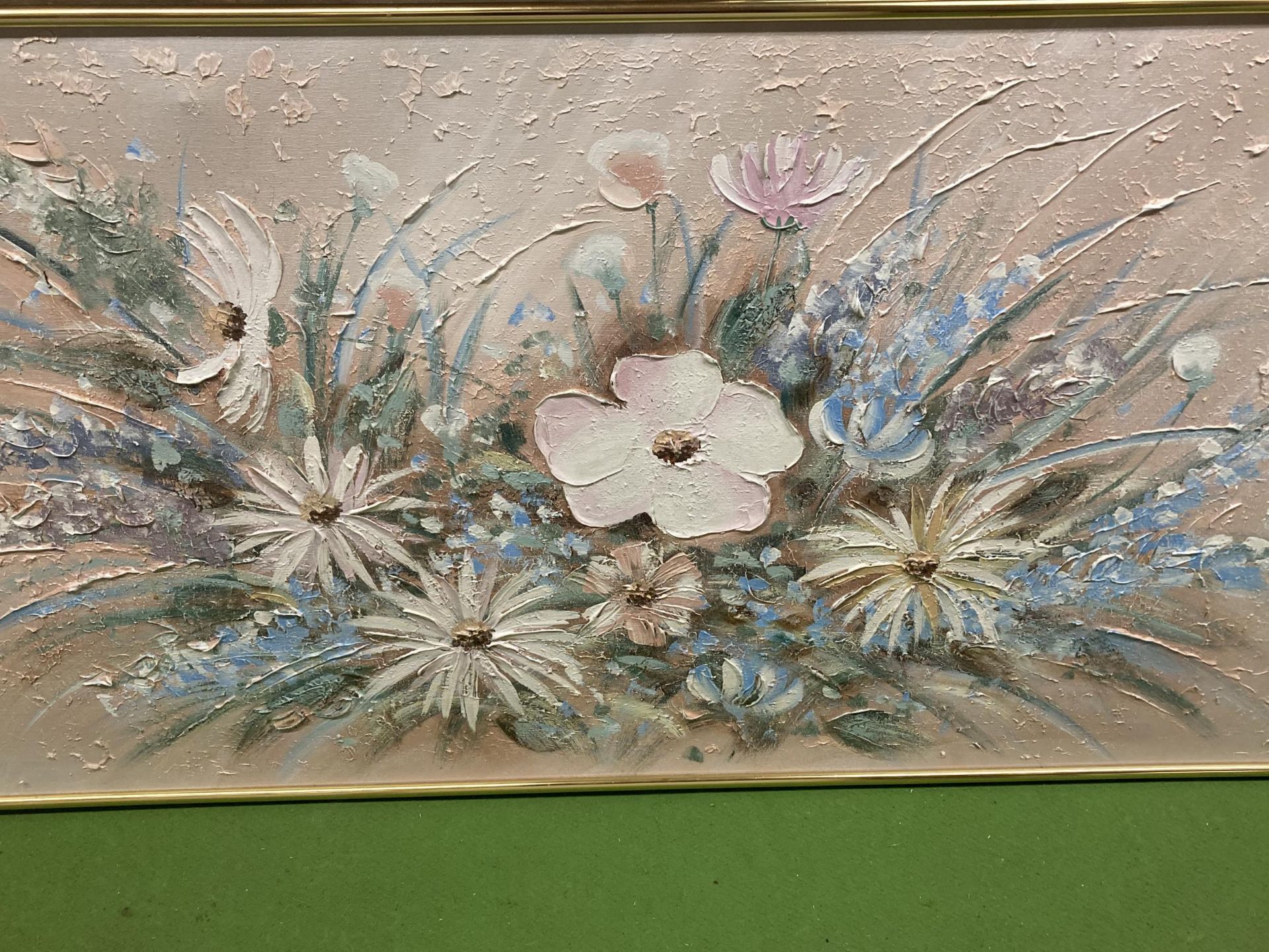 A LARGE FLORAL OIL ON CANVAS PAINTING SIGNED LEE REYNOLDS 153CM X 77CM - Image 3 of 3